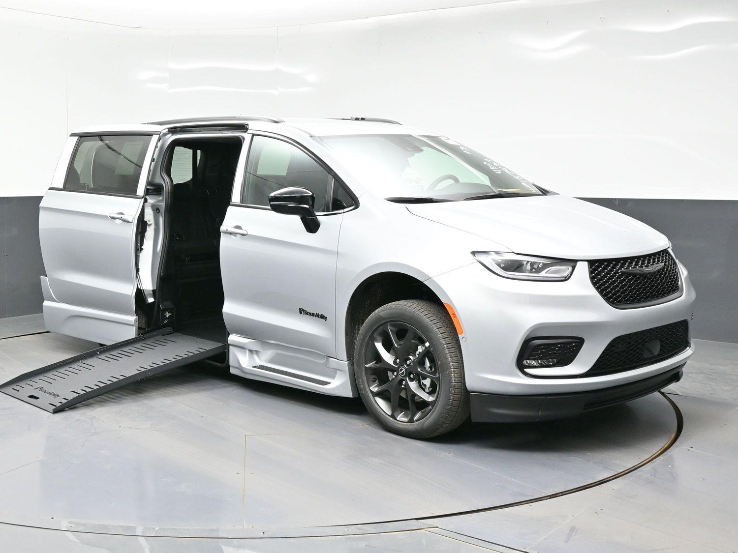 New 2026 Chrysler Pacifica Select