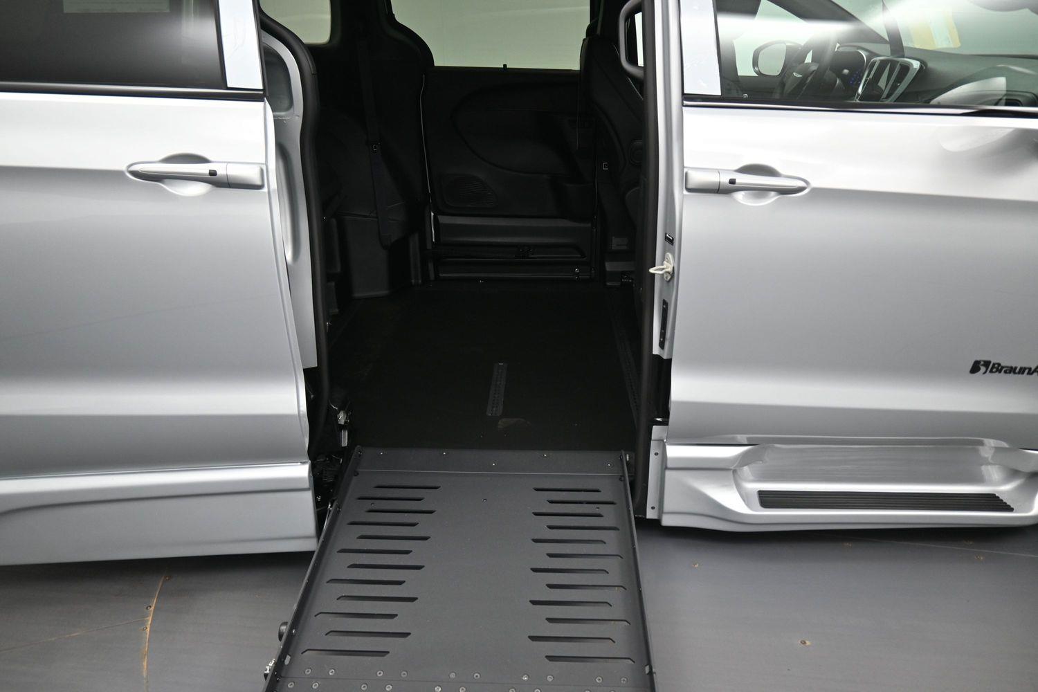 New 2026 Chrysler Pacifica Select