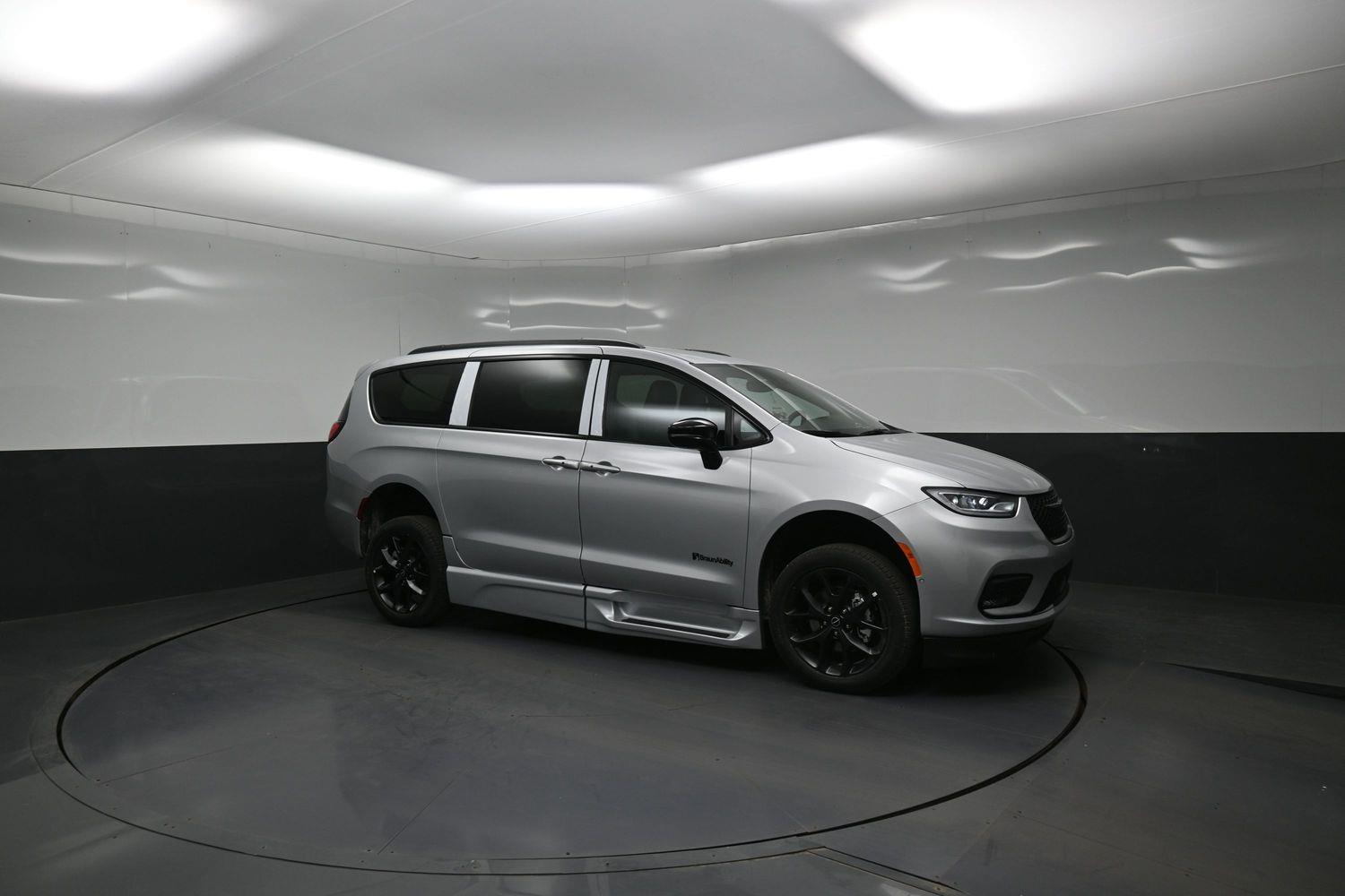 New 2026 Chrysler Pacifica Select