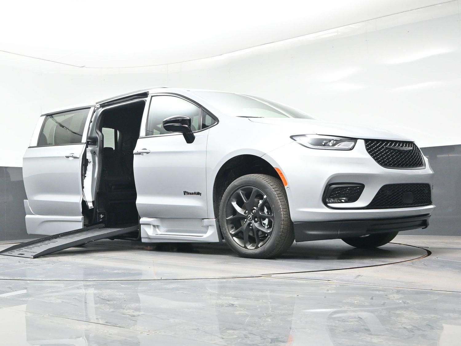 New 2026 Chrysler Pacifica Select