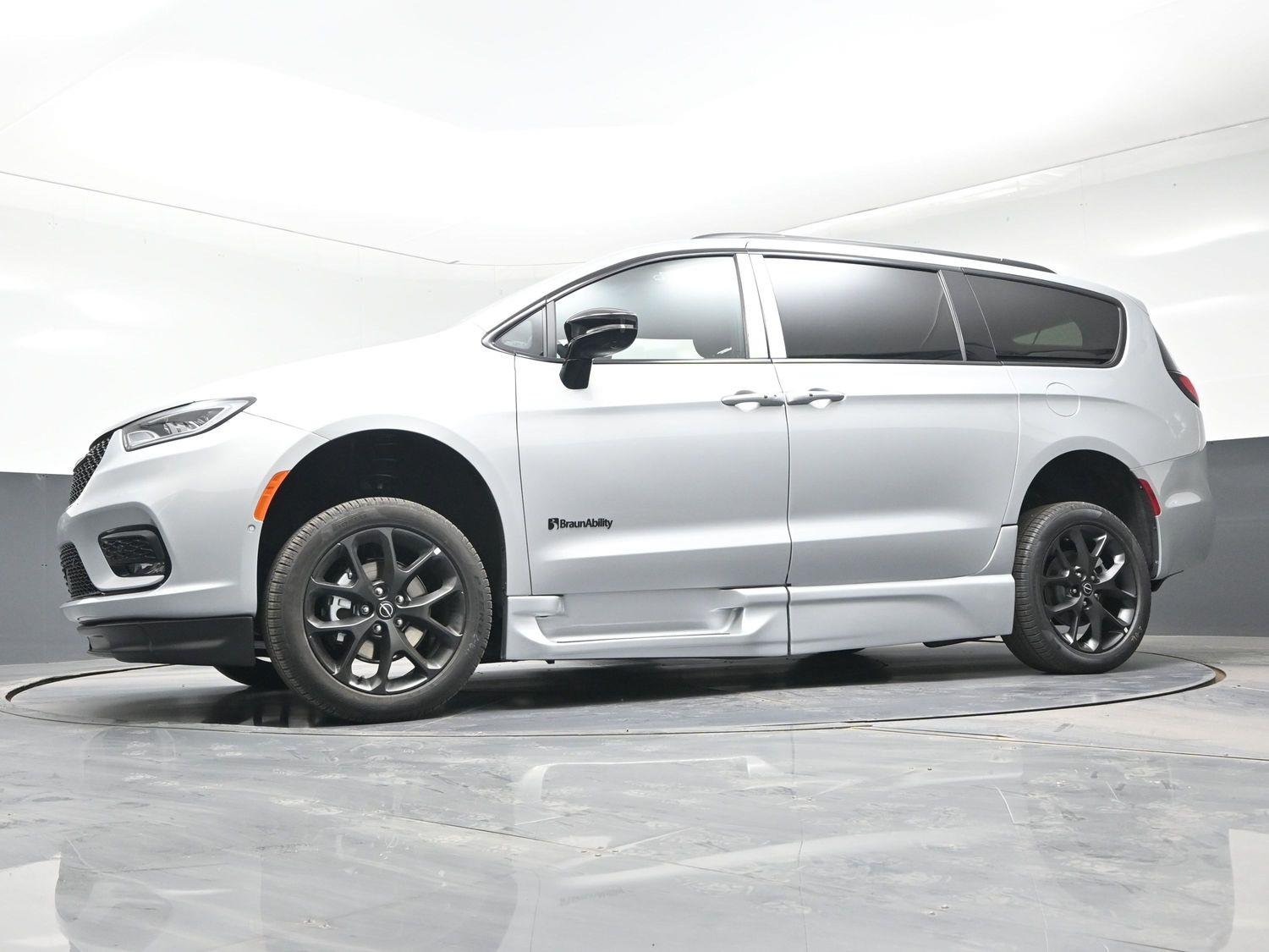 New 2026 Chrysler Pacifica Select