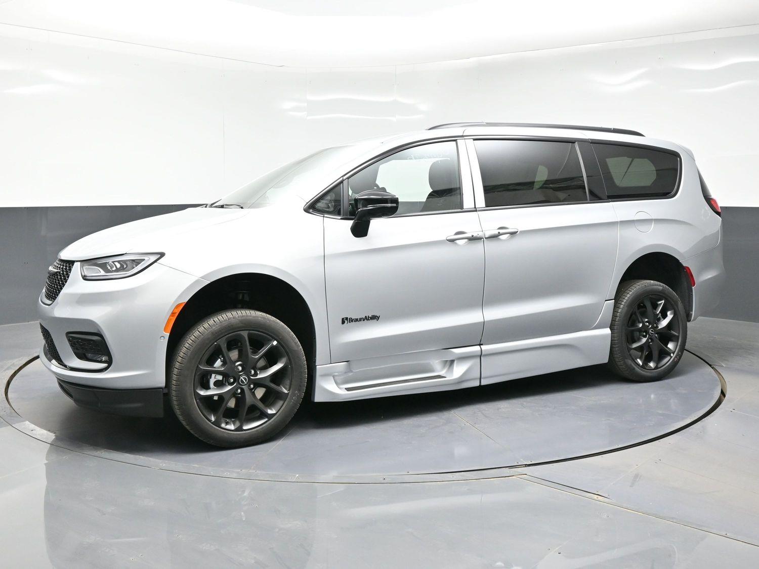 New 2026 Chrysler Pacifica Select