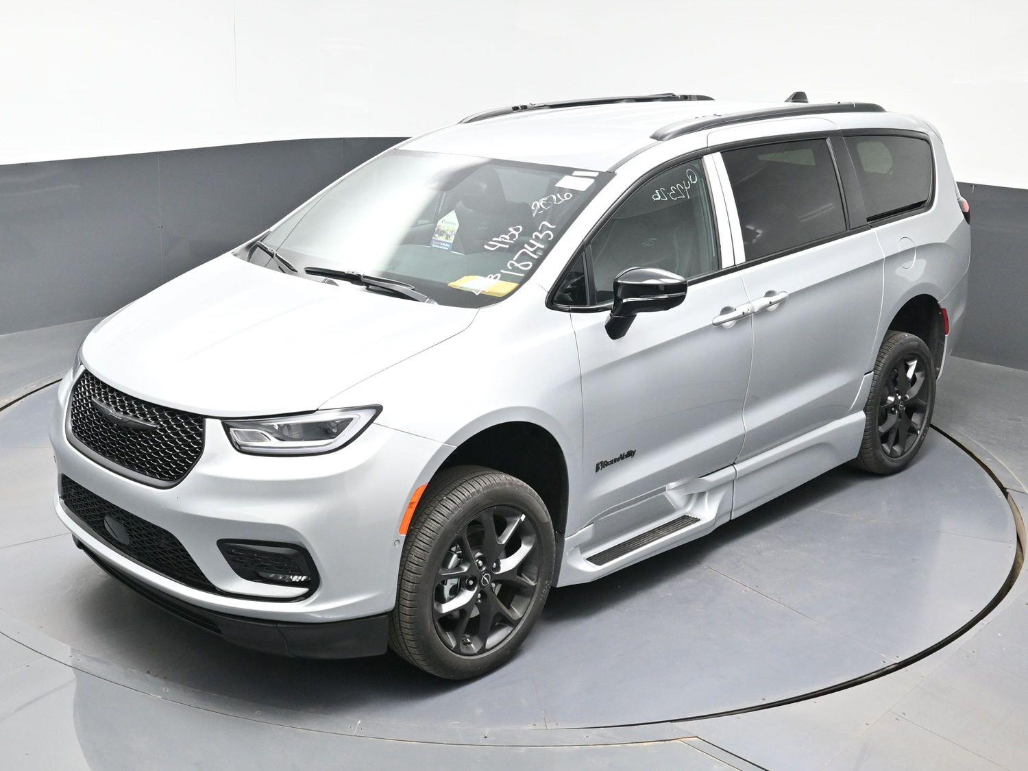 New 2026 Chrysler Pacifica Select