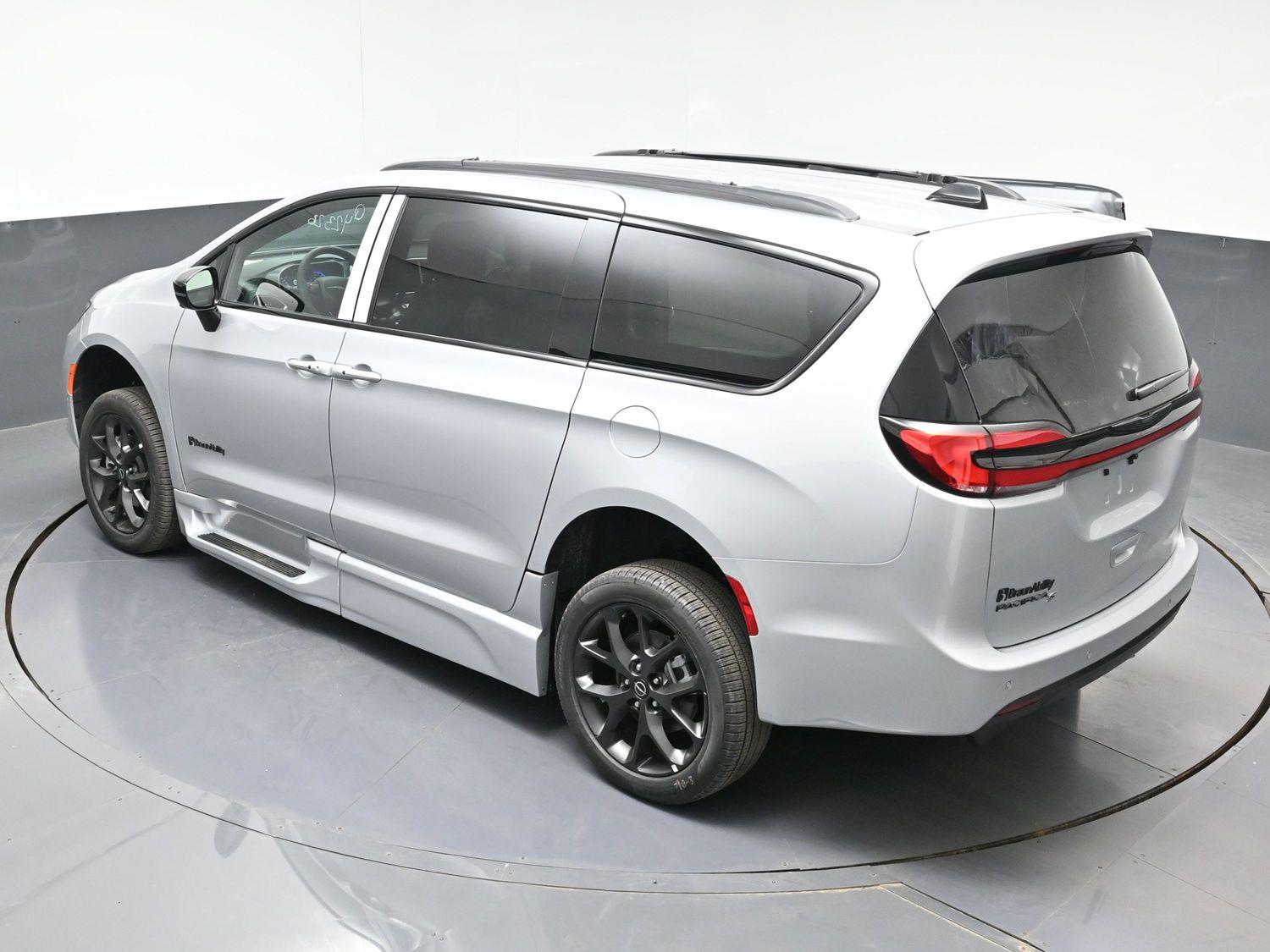 New 2026 Chrysler Pacifica Select