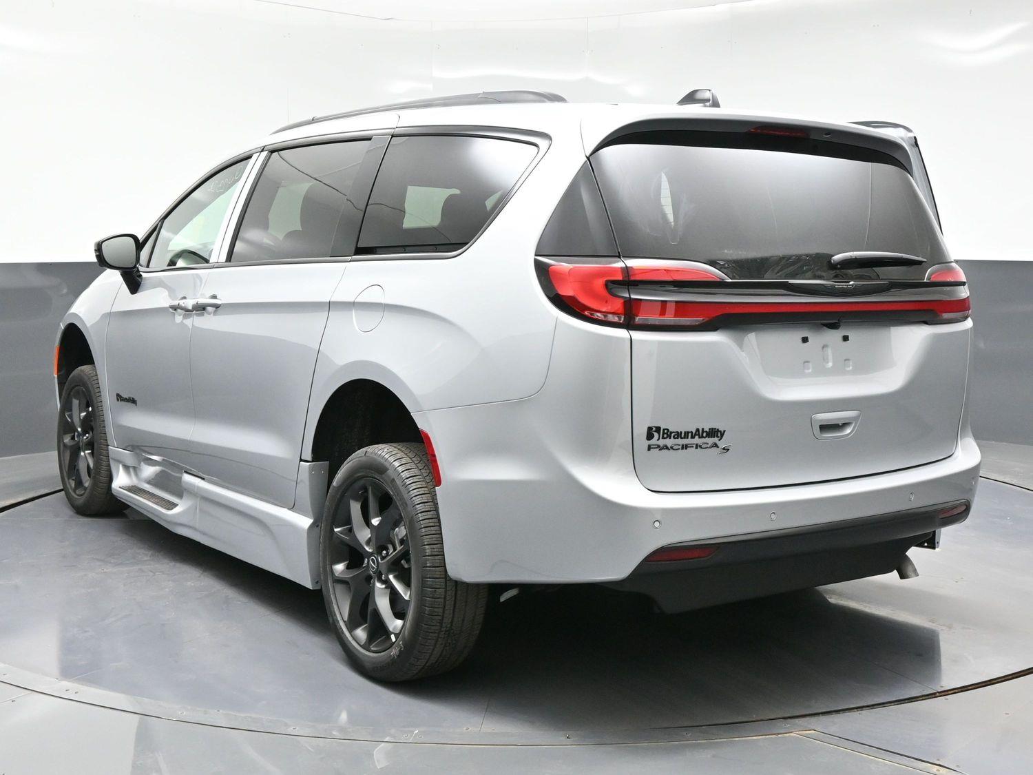 New 2026 Chrysler Pacifica Select