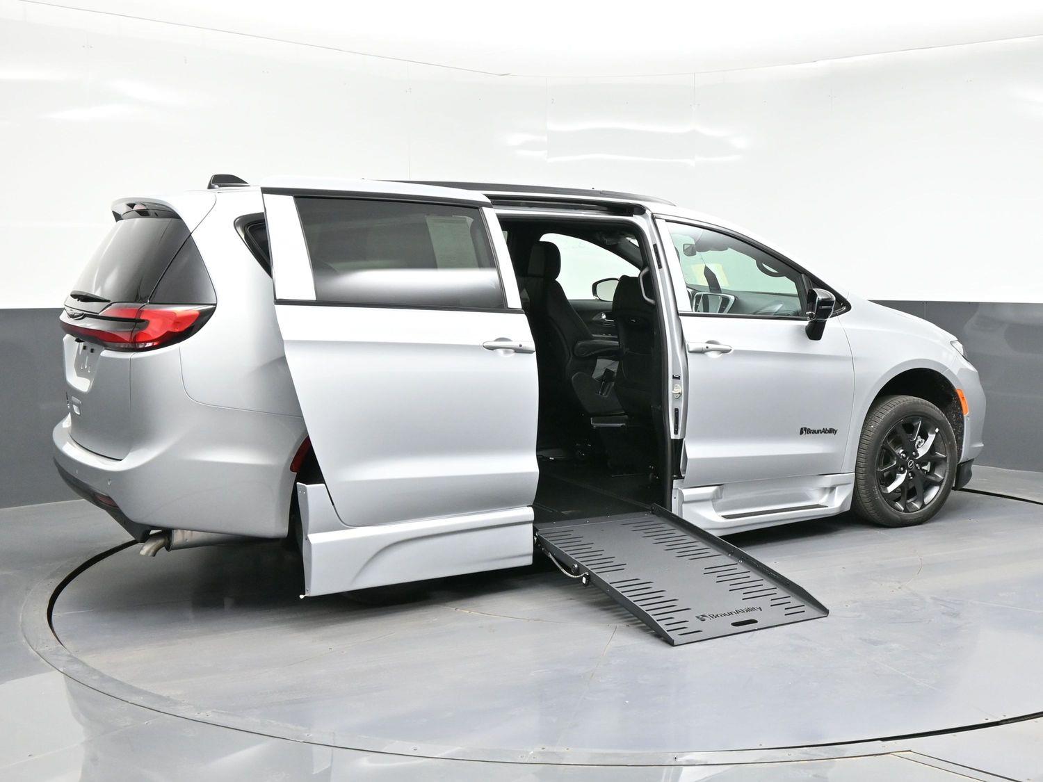 New 2026 Chrysler Pacifica Select