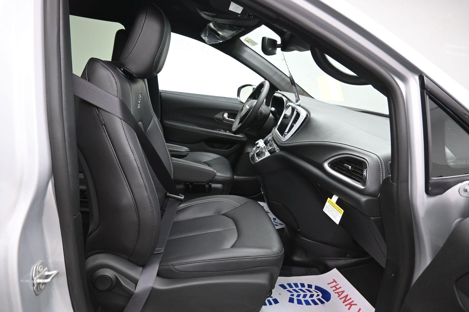 New 2026 Chrysler Pacifica Select