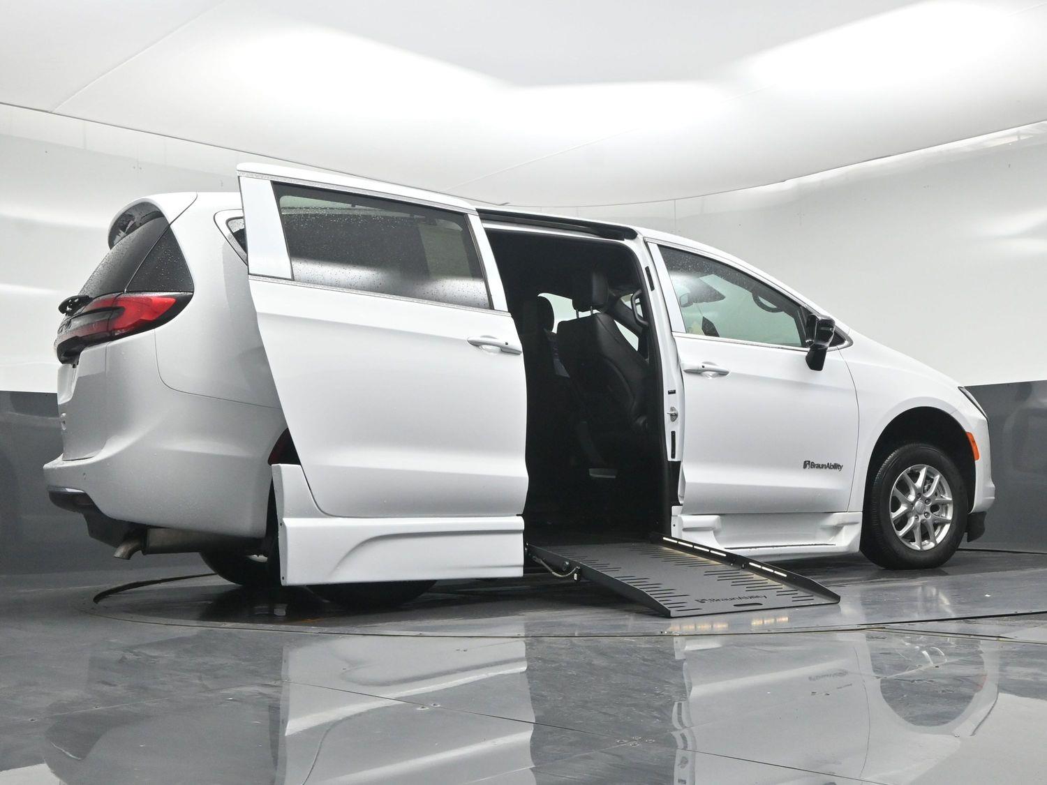 New 2027 Chrysler Pacifica Select