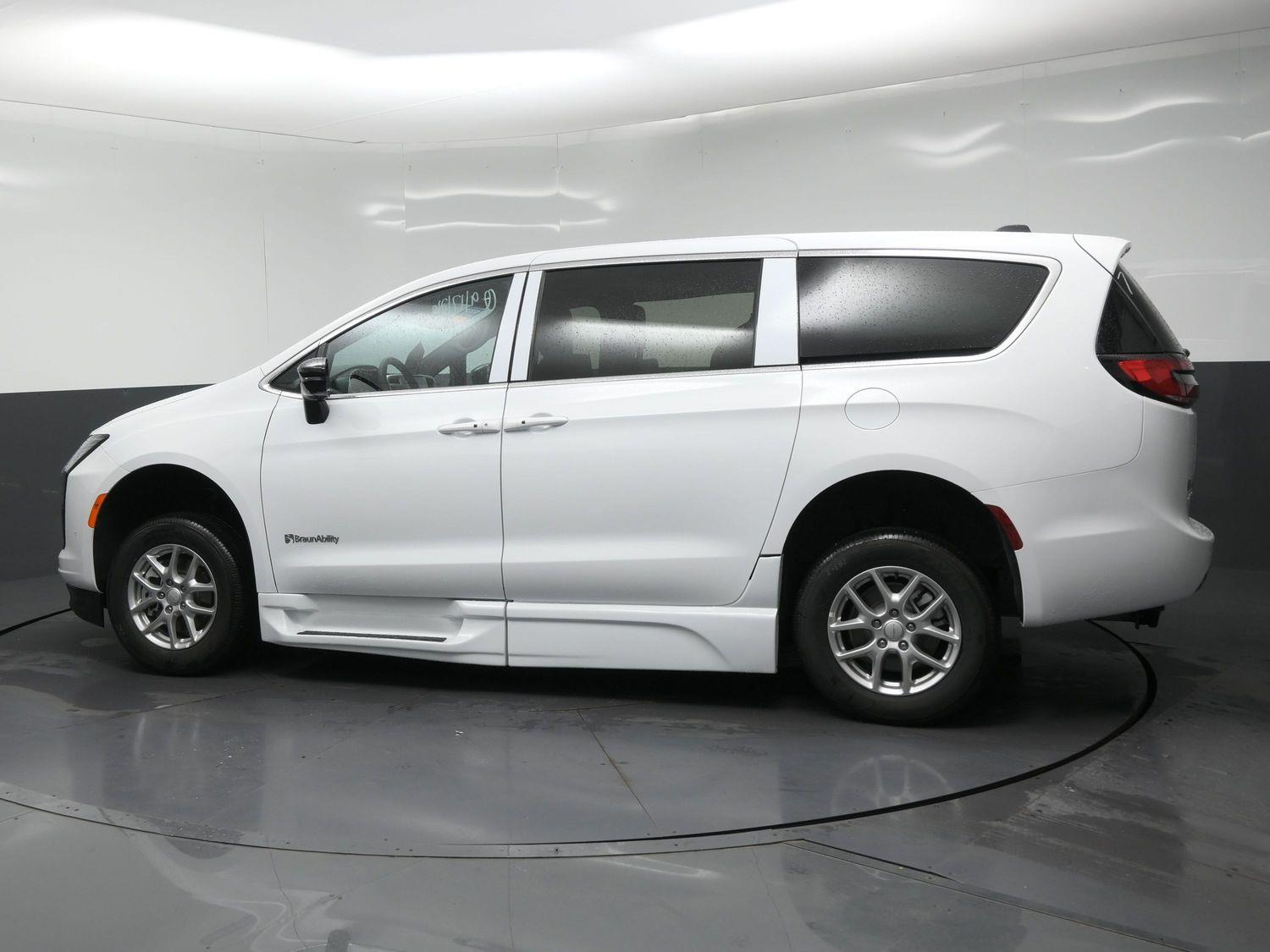 New 2027 Chrysler Pacifica Select