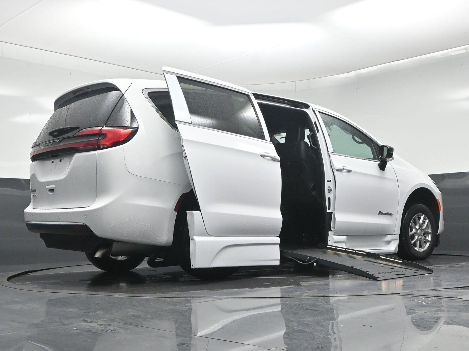 New 2027 Chrysler Pacifica Select