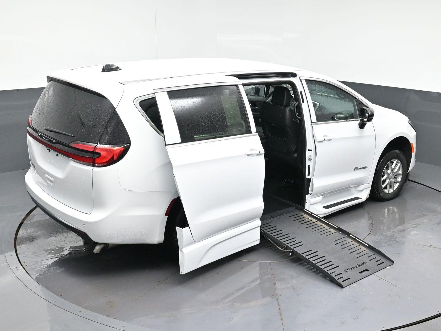 New 2027 Chrysler Pacifica Select