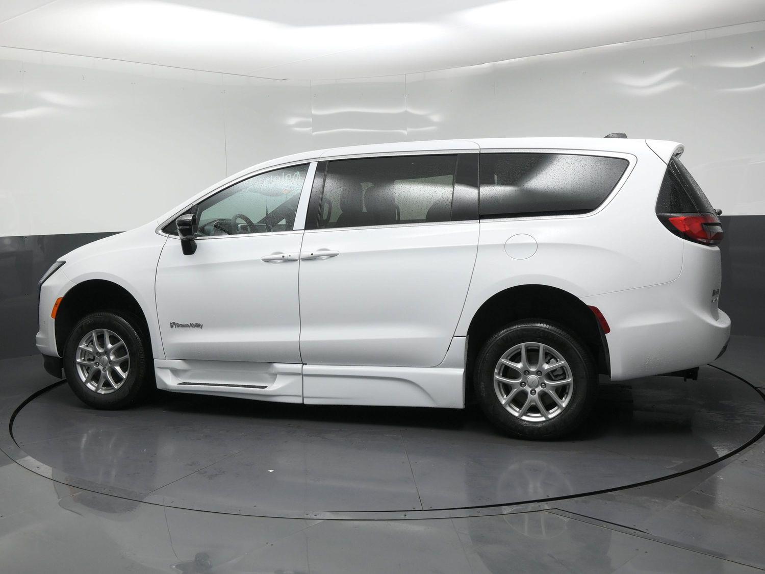 New 2027 Chrysler Pacifica Select