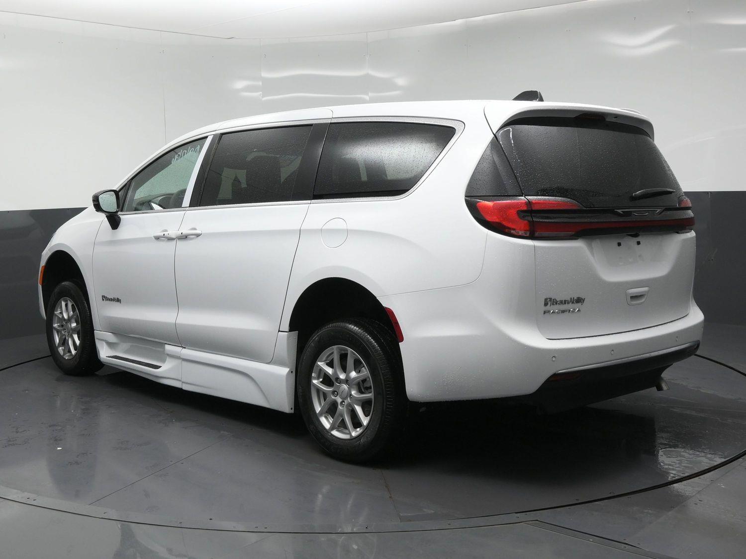 New 2027 Chrysler Pacifica Select
