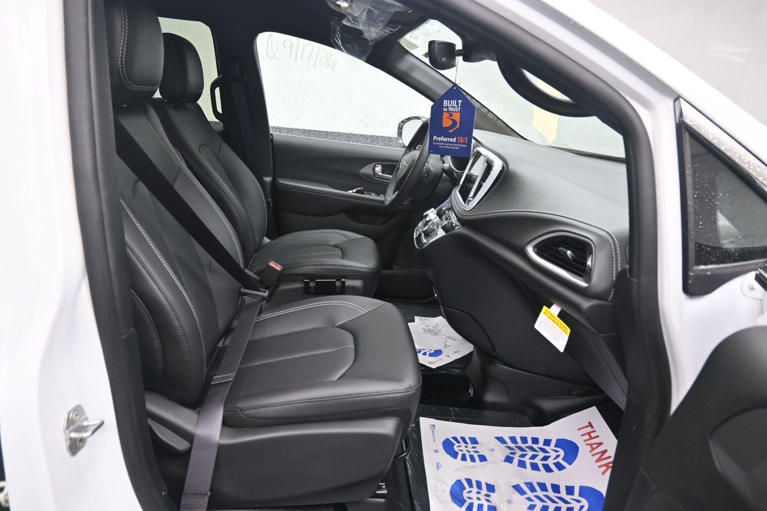 New 2027 Chrysler Pacifica Select