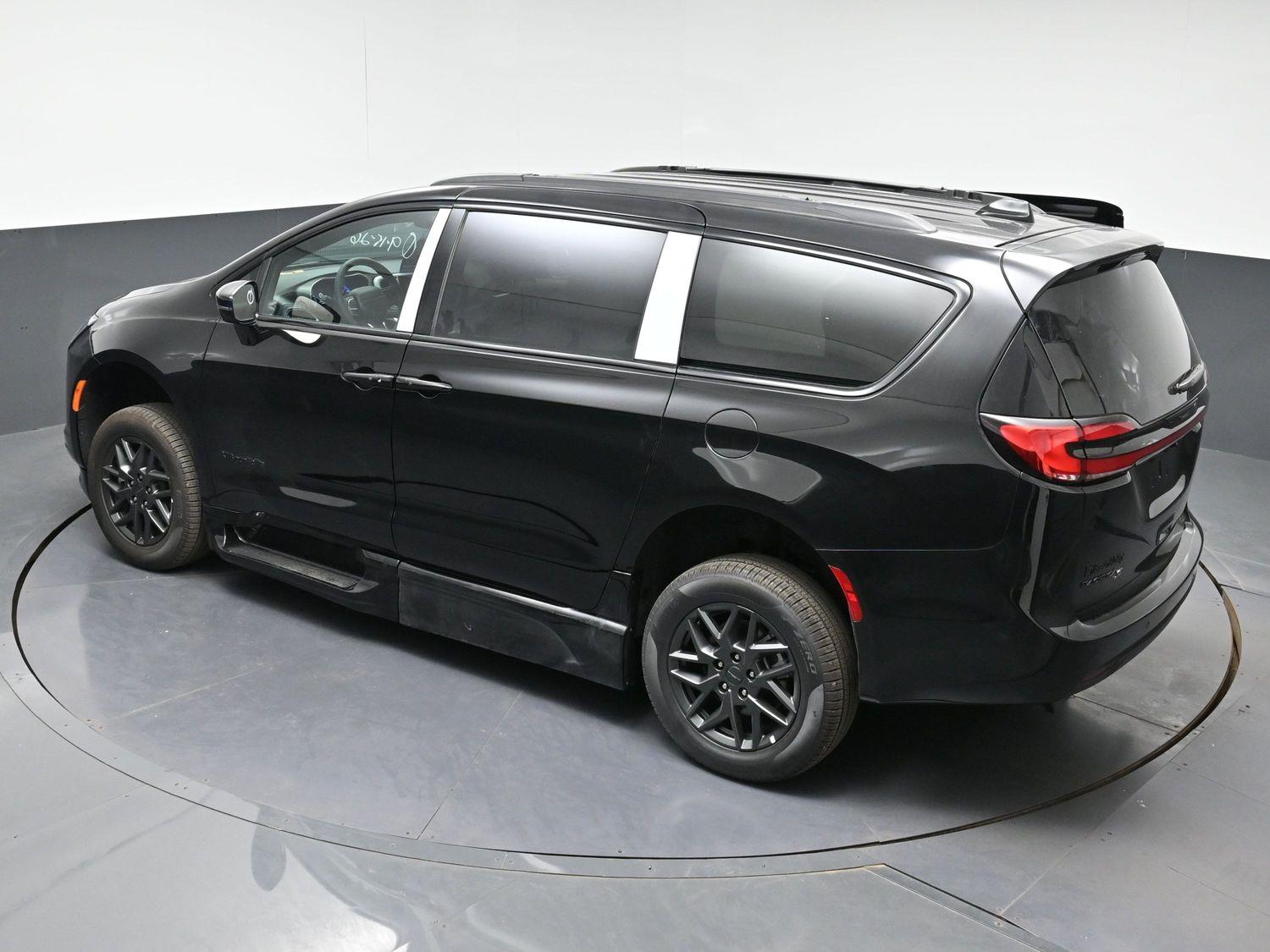 New 2027 Chrysler Pacifica Select