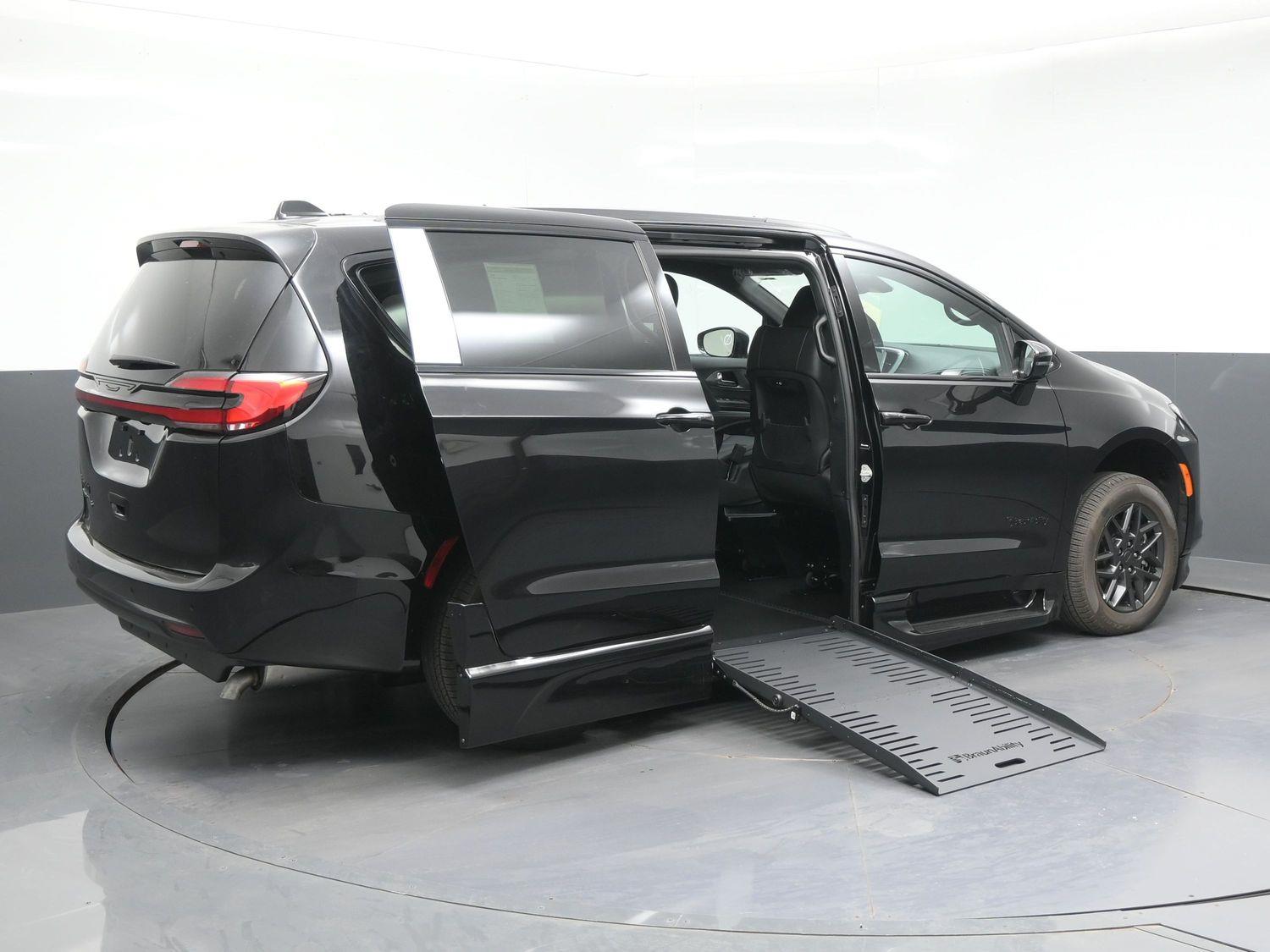 New 2027 Chrysler Pacifica Select