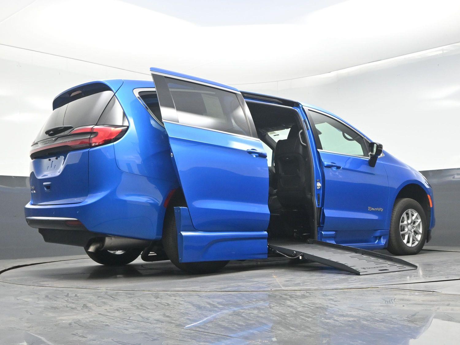 New 2027 Chrysler Pacifica Select
