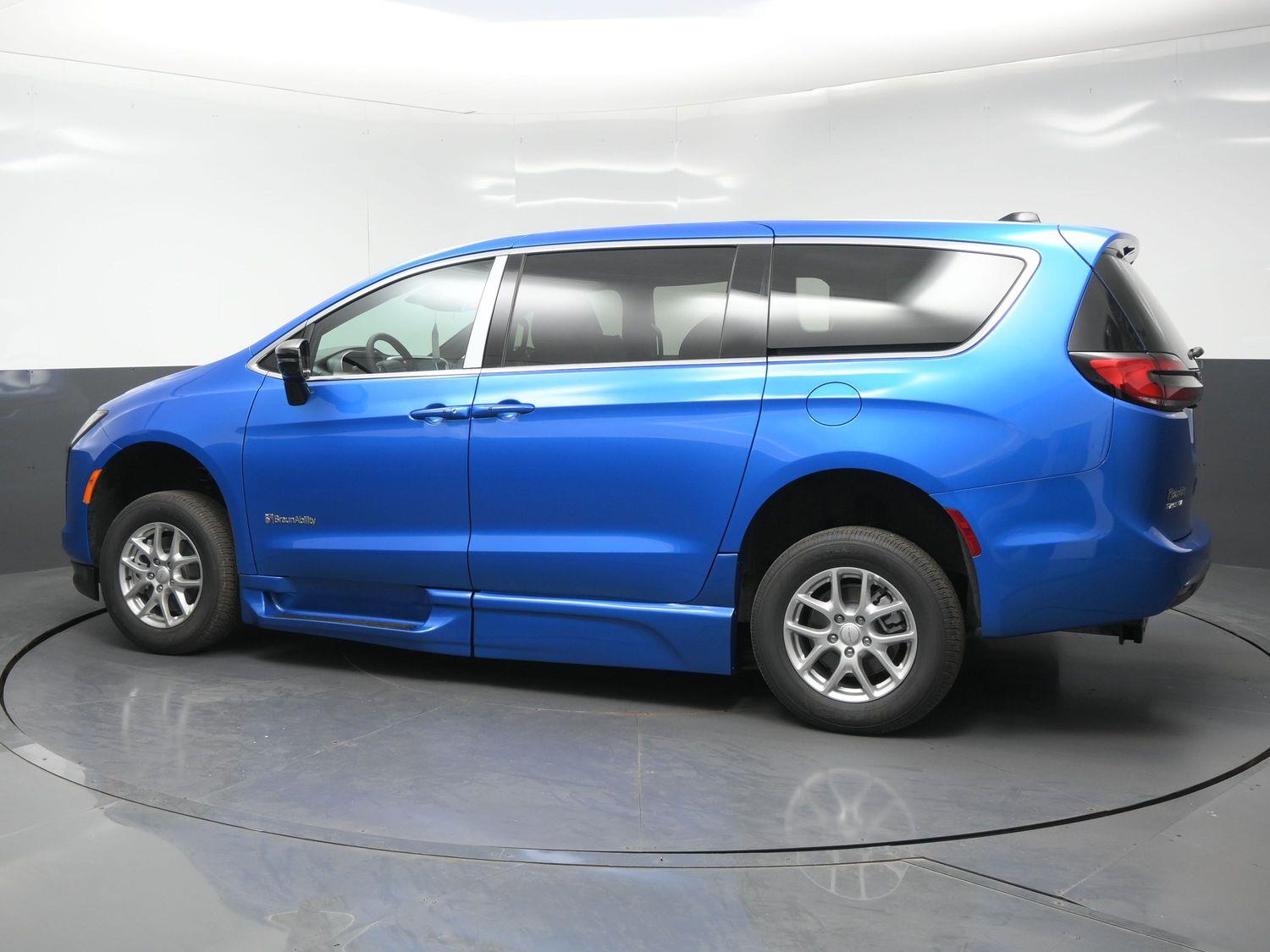 New 2027 Chrysler Pacifica Select