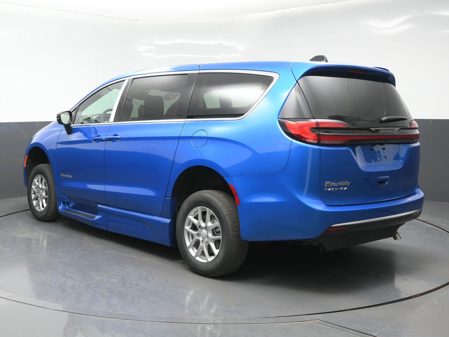 New 2027 Chrysler Pacifica Select