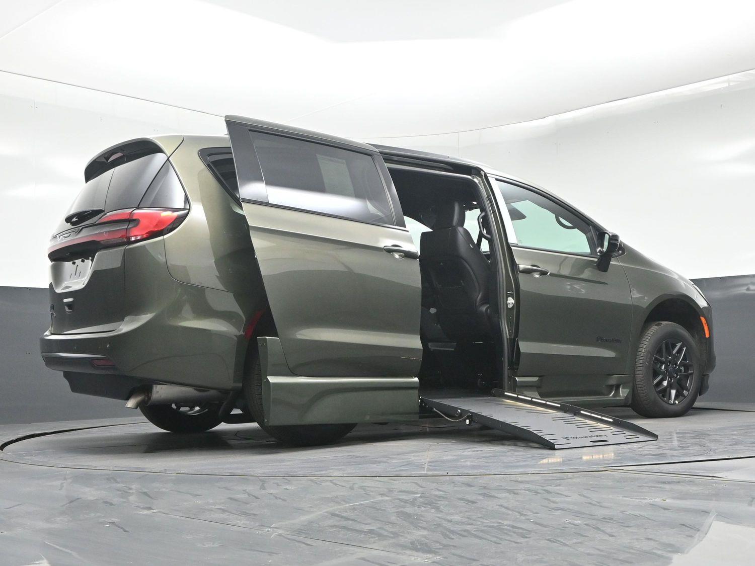 New 2027 Chrysler Pacifica Select