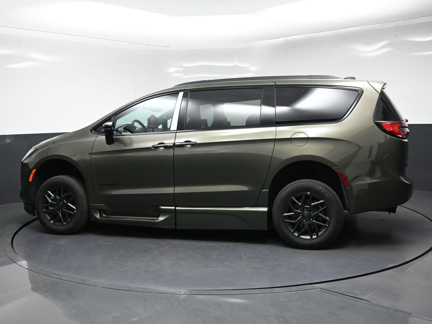 New 2027 Chrysler Pacifica Select