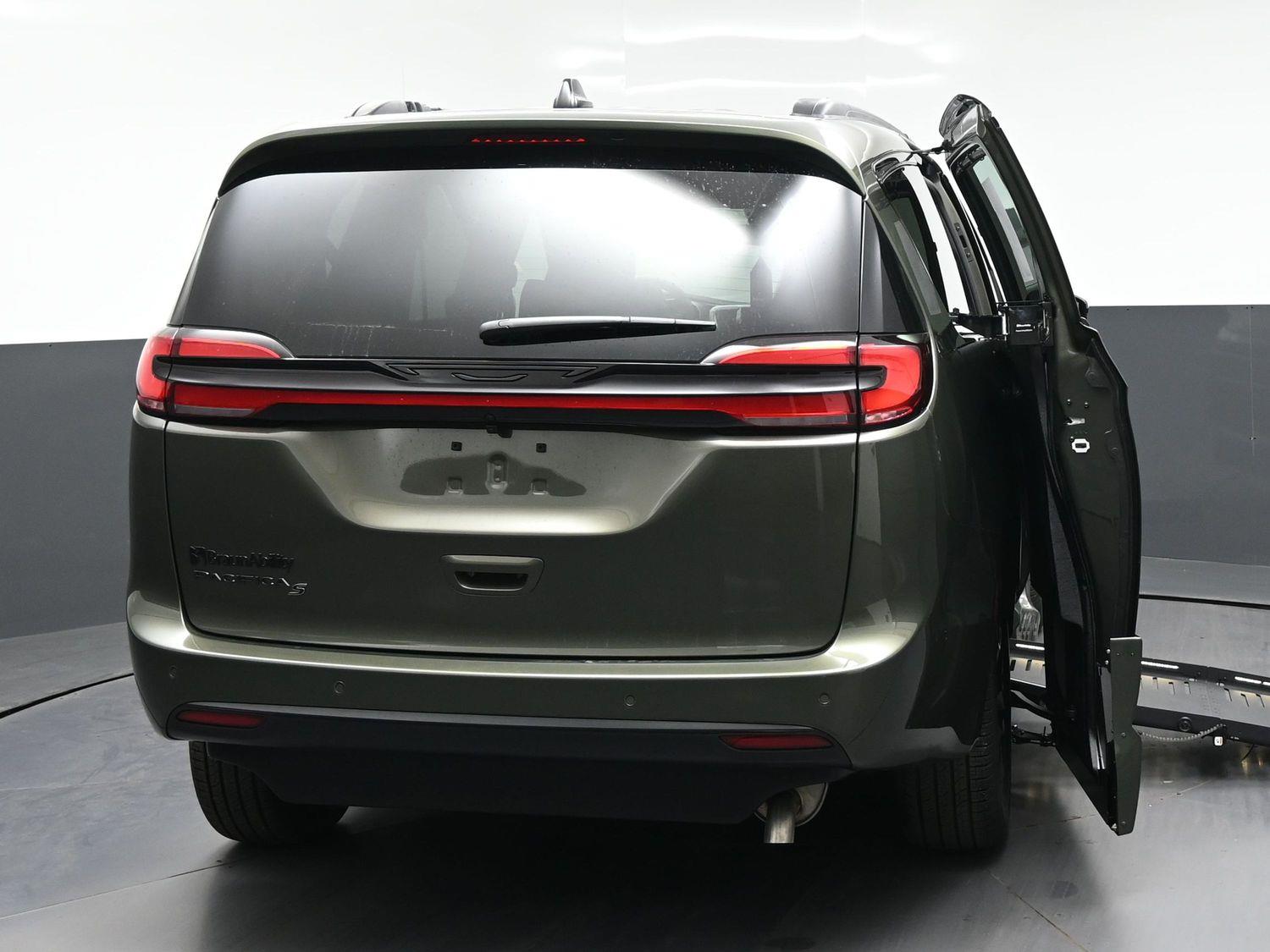 New 2027 Chrysler Pacifica Select
