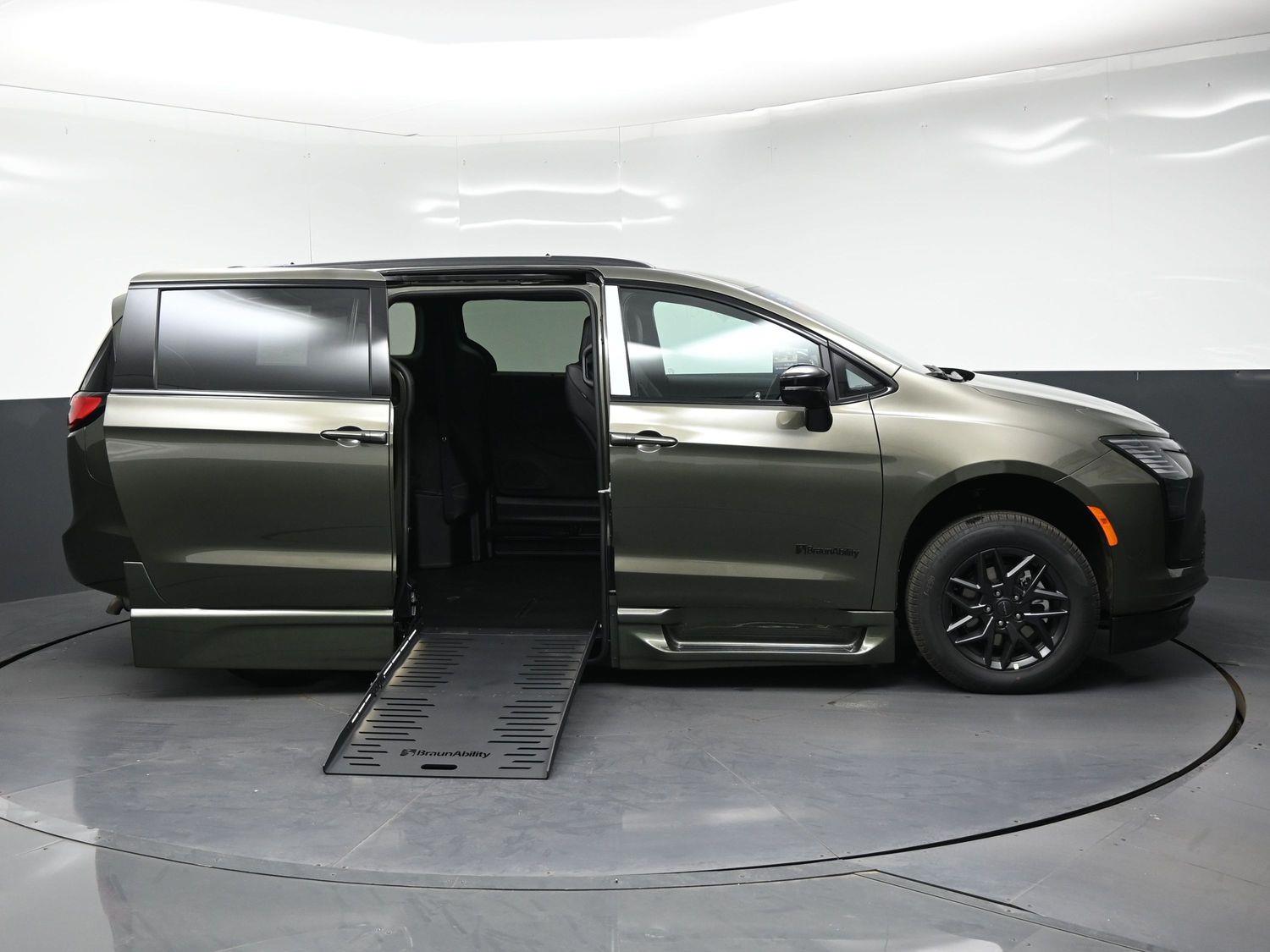 New 2027 Chrysler Pacifica Select