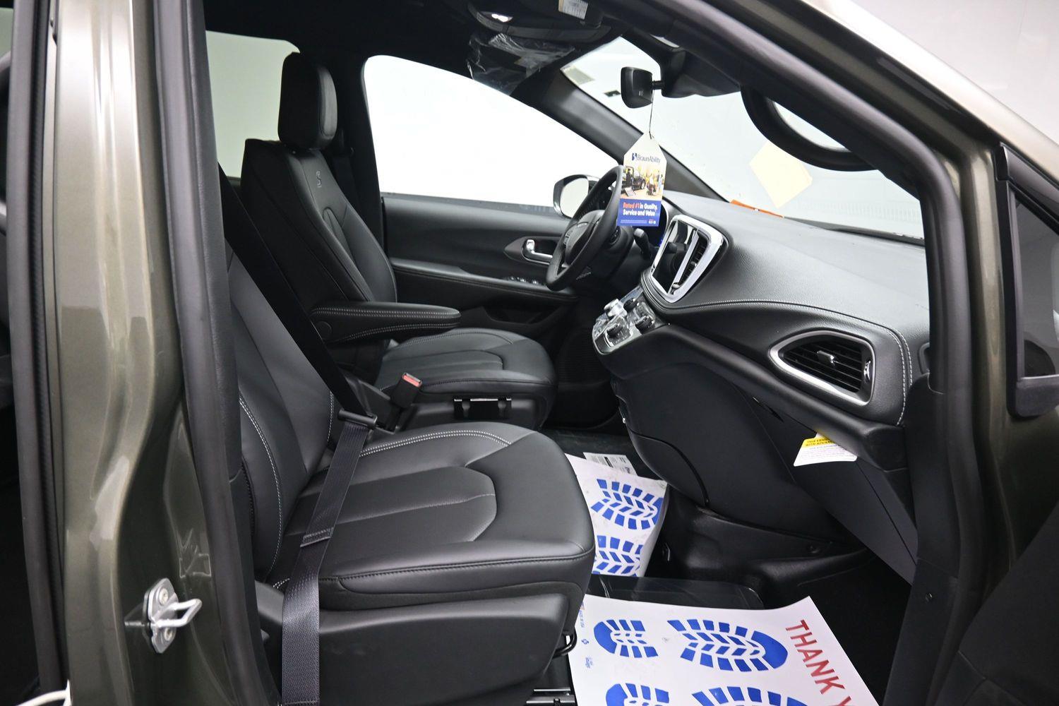 New 2027 Chrysler Pacifica Select