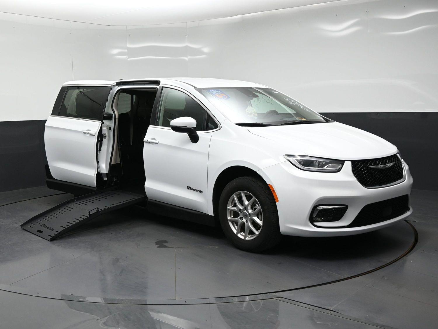 Pre-Owned 2023 Chrysler Pacifica Touring L