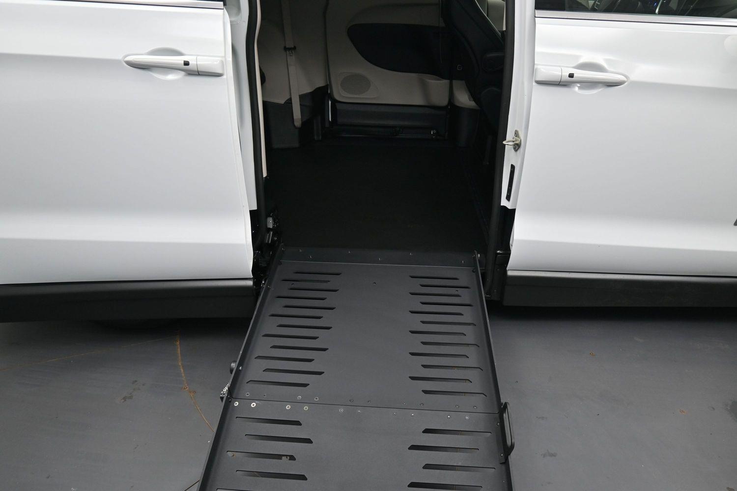 Pre-Owned 2023 Chrysler Pacifica Touring L