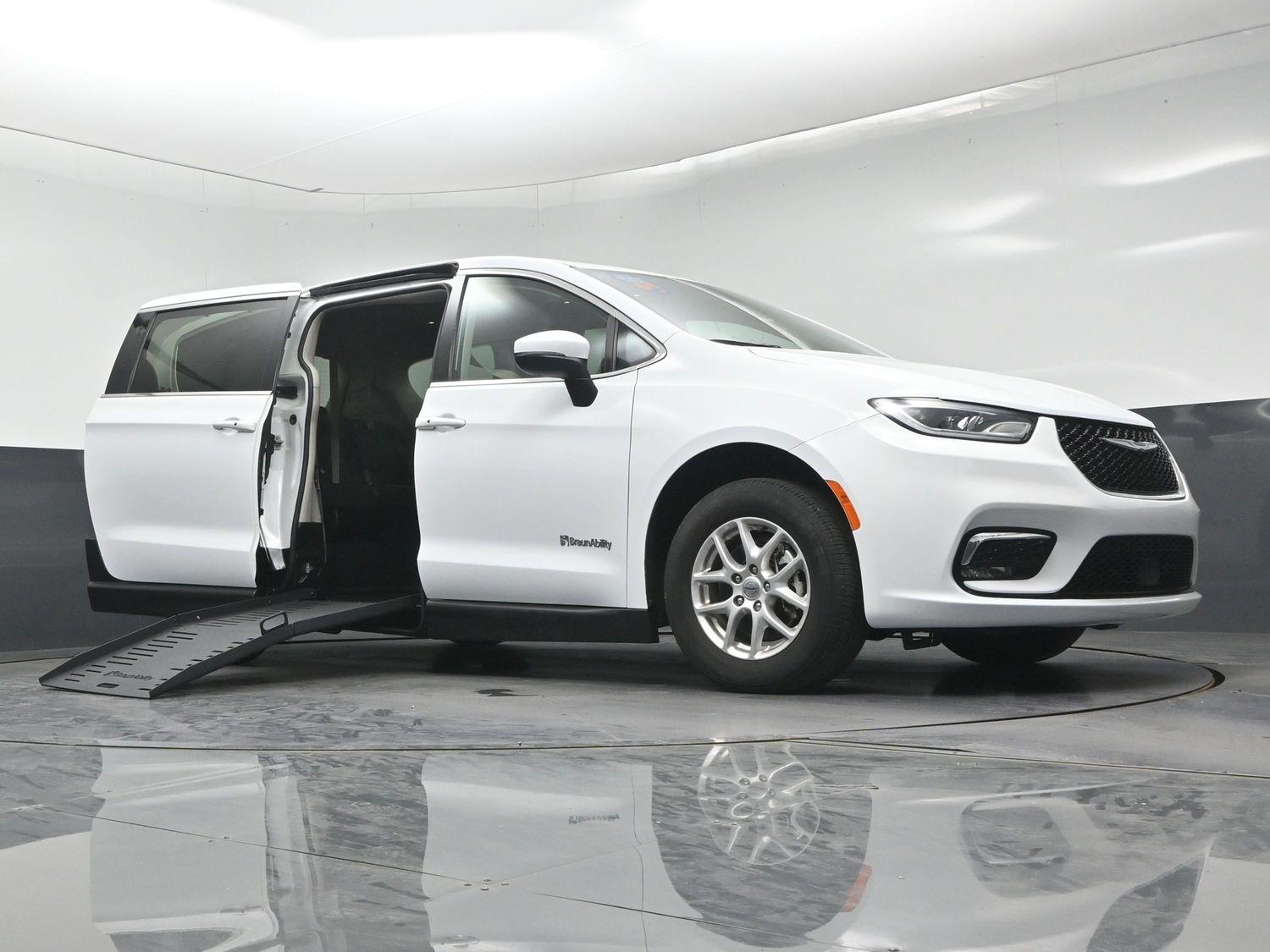Pre-Owned 2023 Chrysler Pacifica Touring L