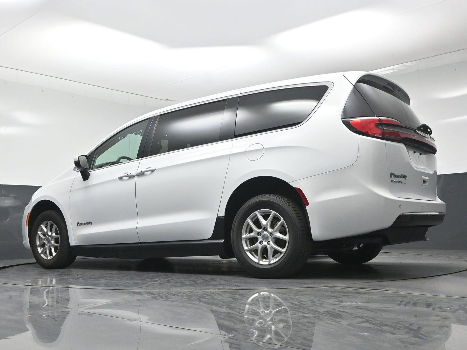 Pre-Owned 2023 Chrysler Pacifica Touring L
