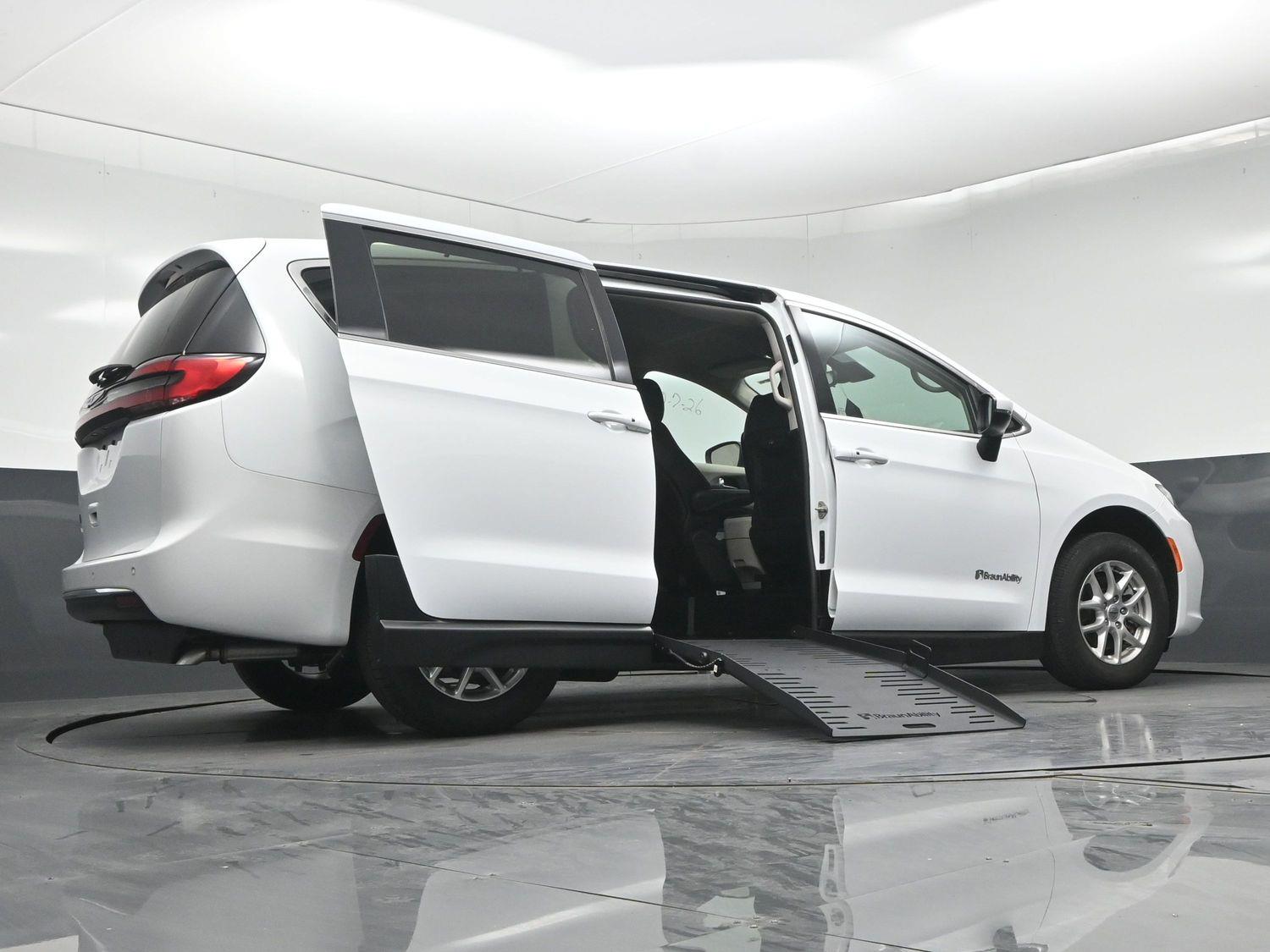 Pre-Owned 2023 Chrysler Pacifica Touring L