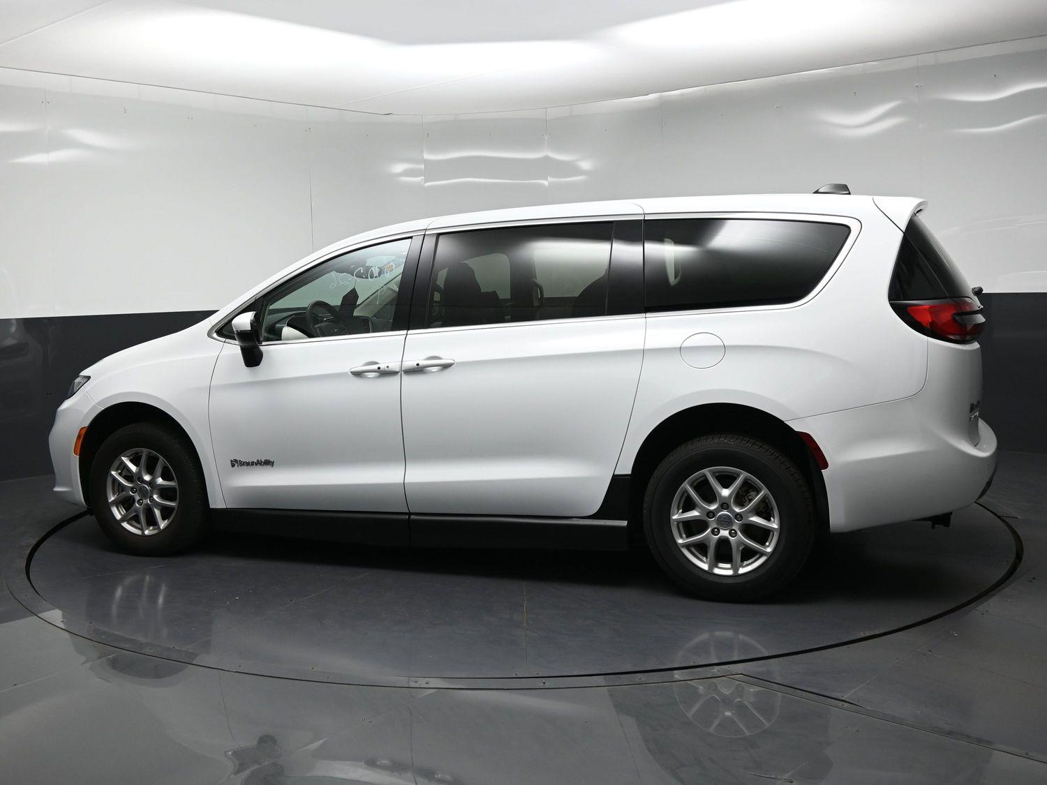 Pre-Owned 2023 Chrysler Pacifica Touring L