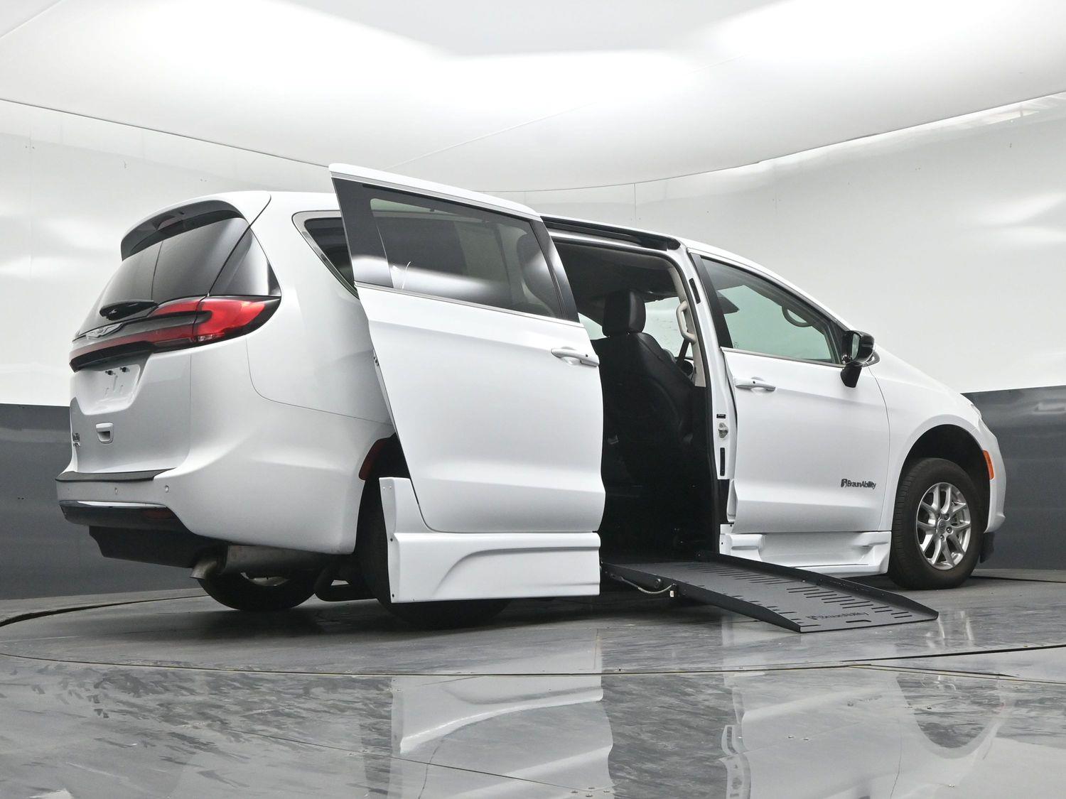 Pre-Owned 2024 Chrysler Pacifica Touring L