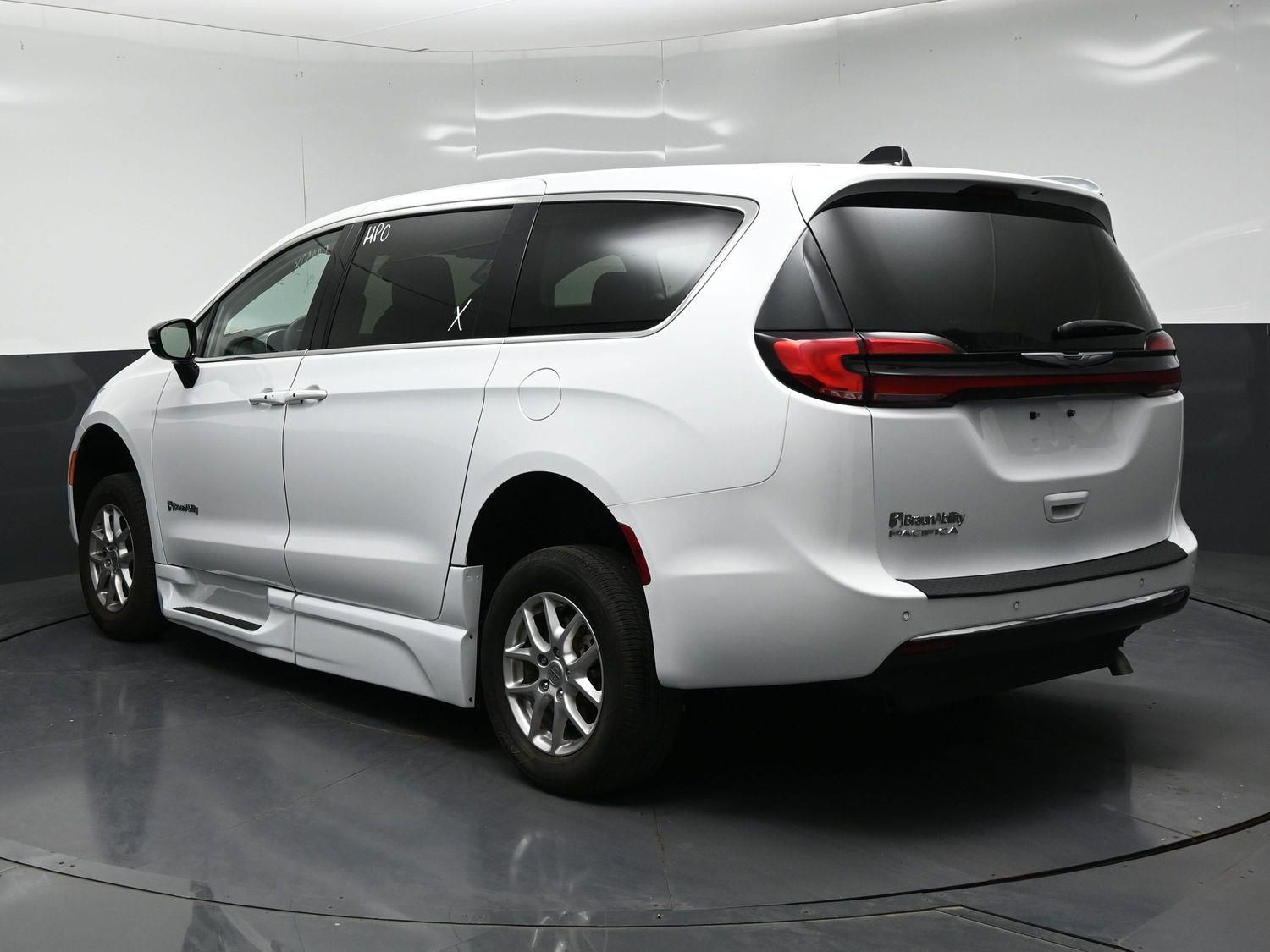 Pre-Owned 2024 Chrysler Pacifica Touring L