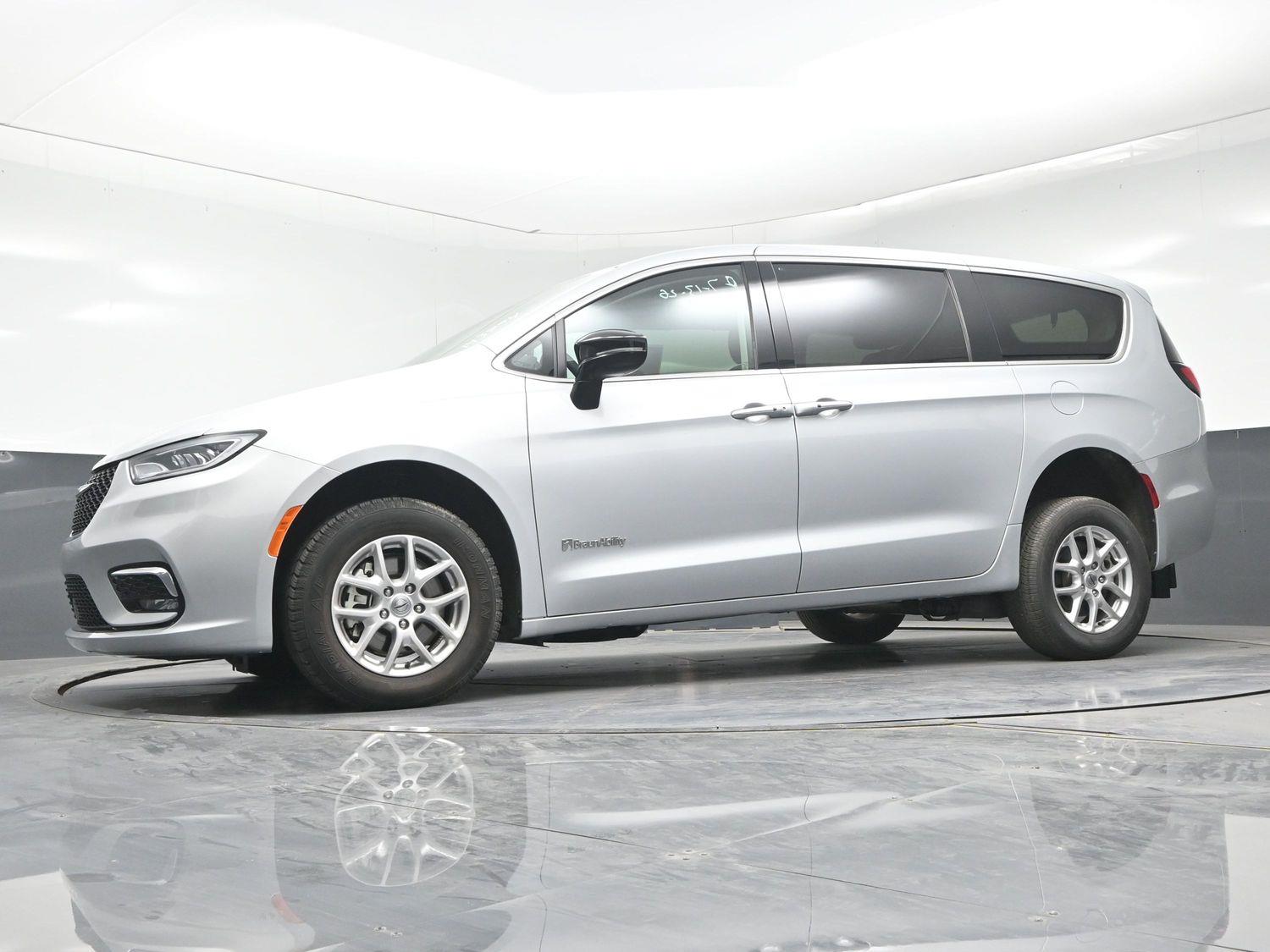 Pre-Owned 2024 Chrysler Pacifica Touring L