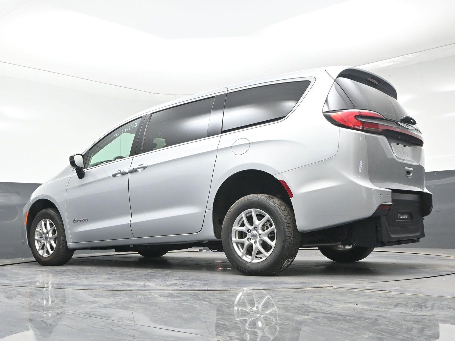 Pre-Owned 2024 Chrysler Pacifica Touring L