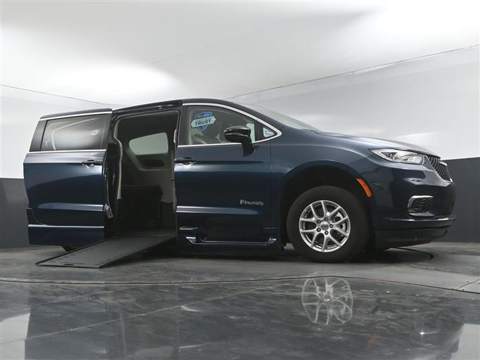 Certified Pre-Owned 2024 Chrysler Pacifica Touring L