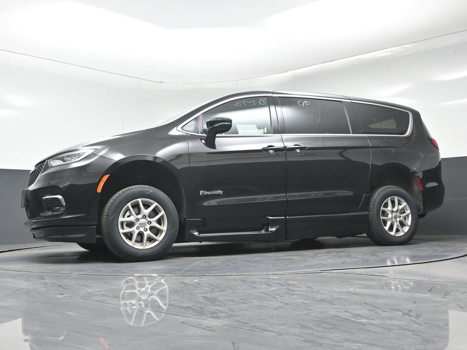 Certified Pre-Owned 2025 Chrysler Pacifica Select