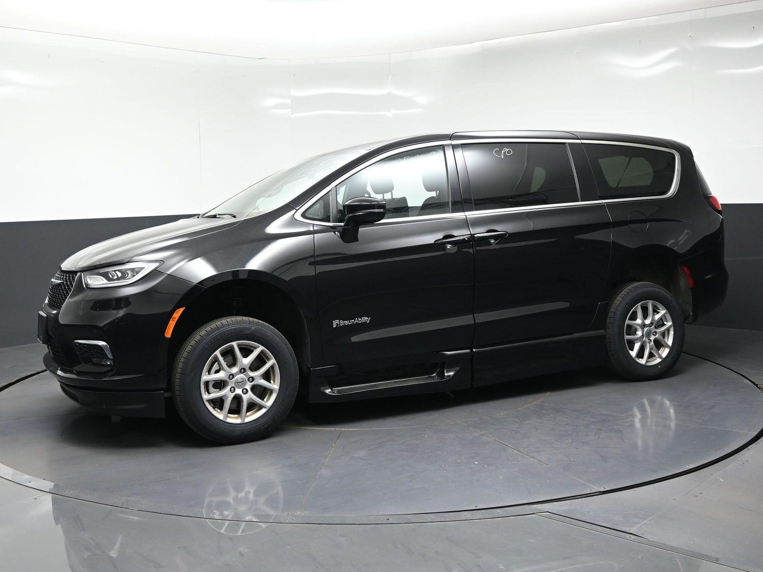 Certified Pre-Owned 2025 Chrysler Pacifica Select