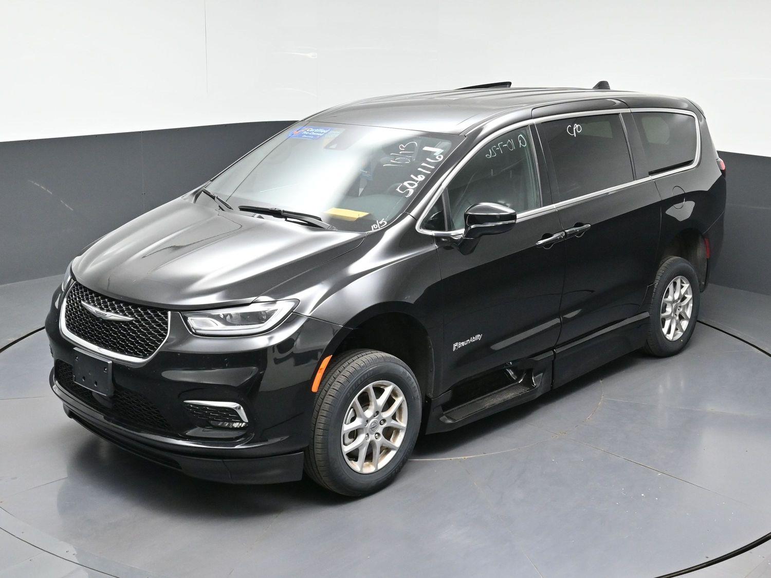 Certified Pre-Owned 2025 Chrysler Pacifica Select