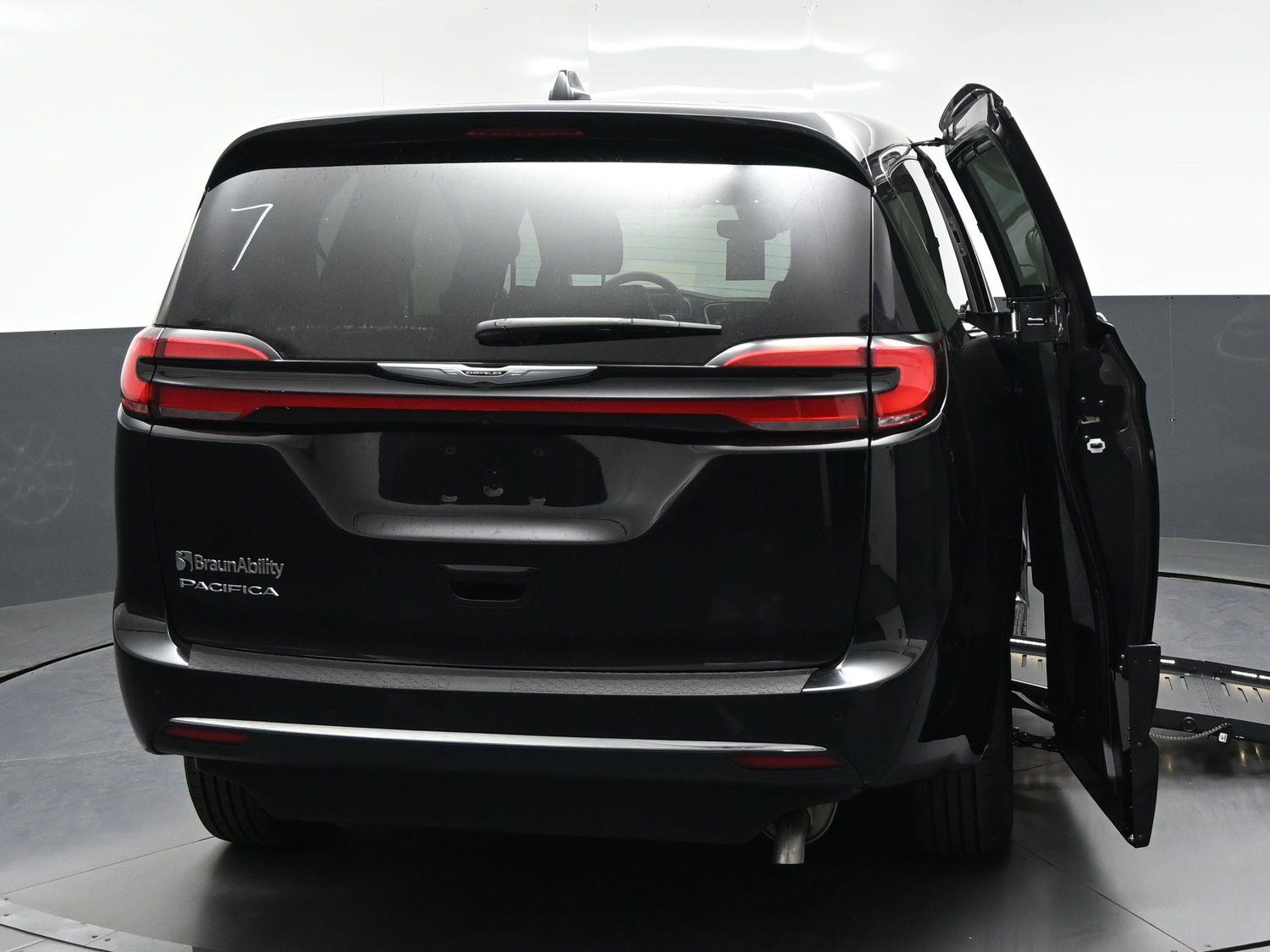 Certified Pre-Owned 2025 Chrysler Pacifica Select