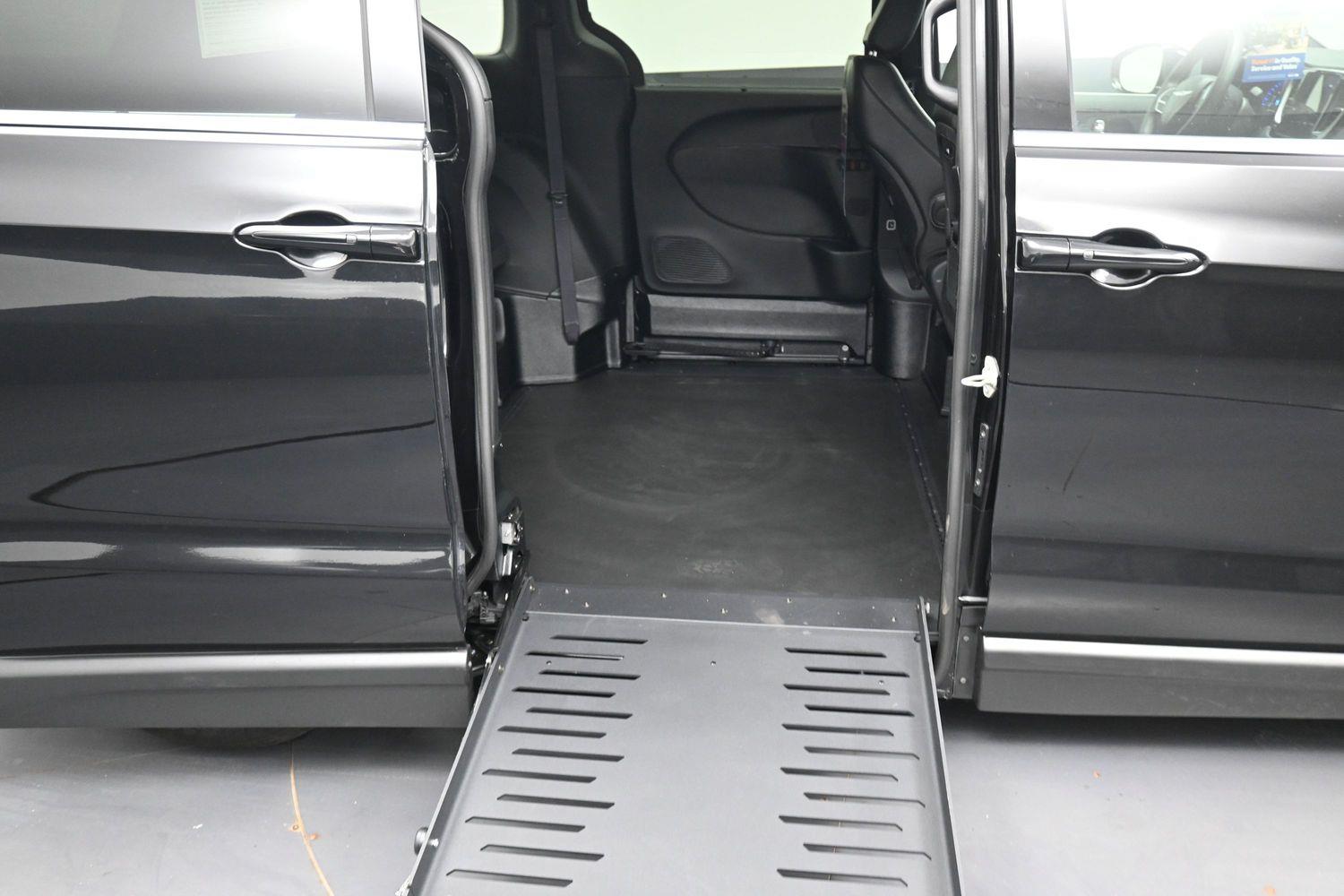 Certified Pre-Owned 2025 Chrysler Pacifica Select