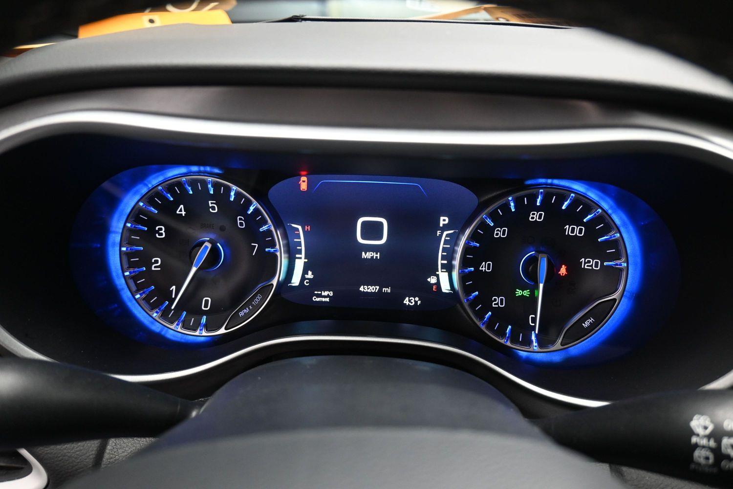Certified Pre-Owned 2025 Chrysler Pacifica Select