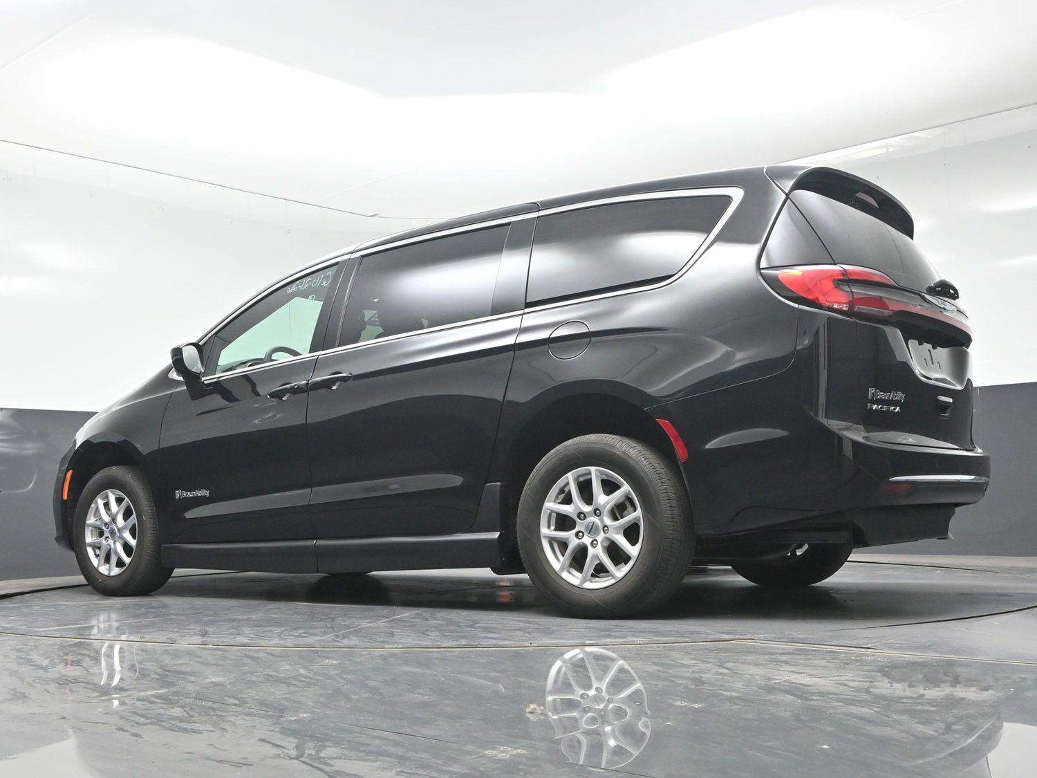 Certified Pre-Owned 2025 Chrysler Pacifica Select