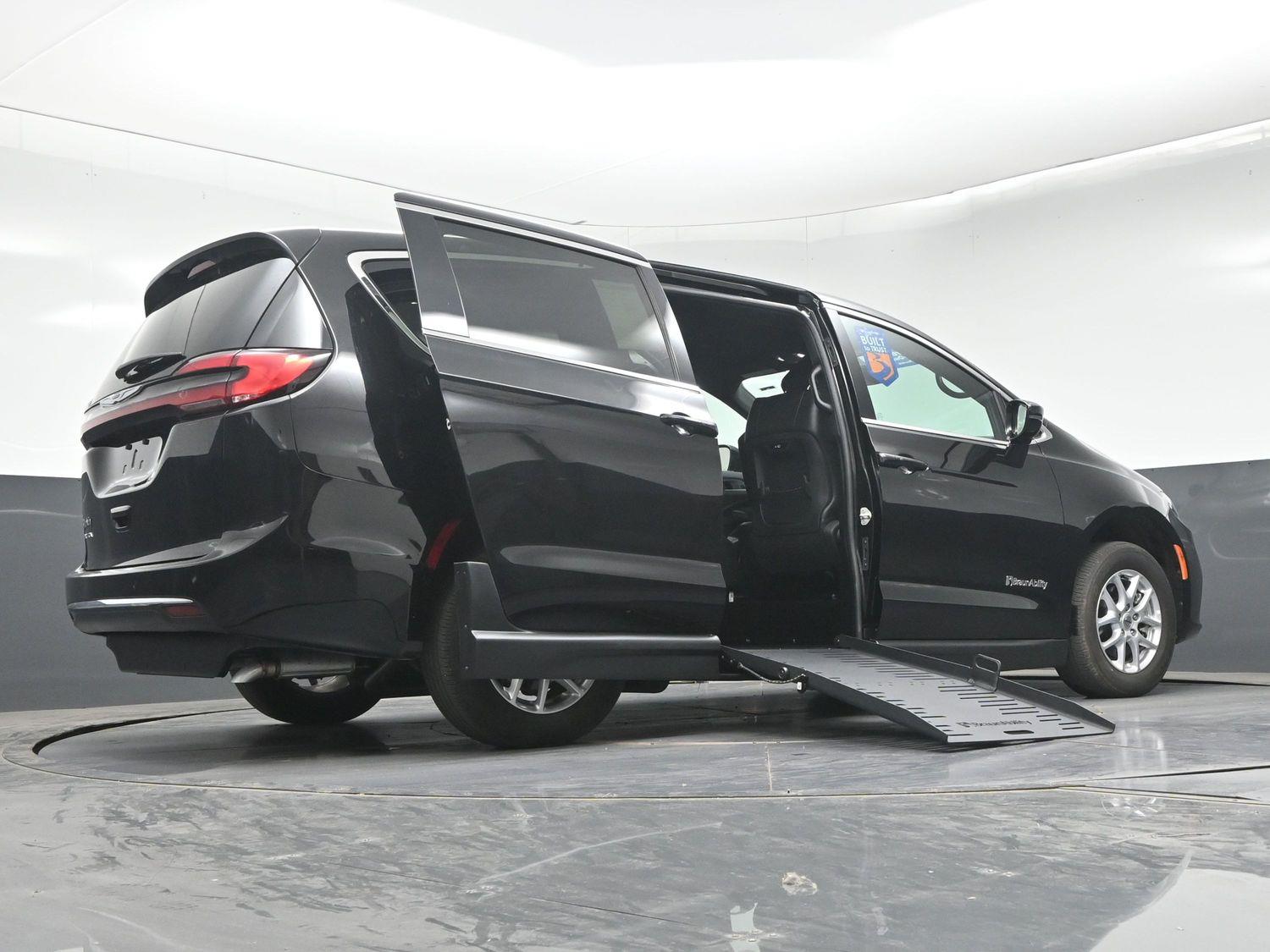 Certified Pre-Owned 2025 Chrysler Pacifica Select