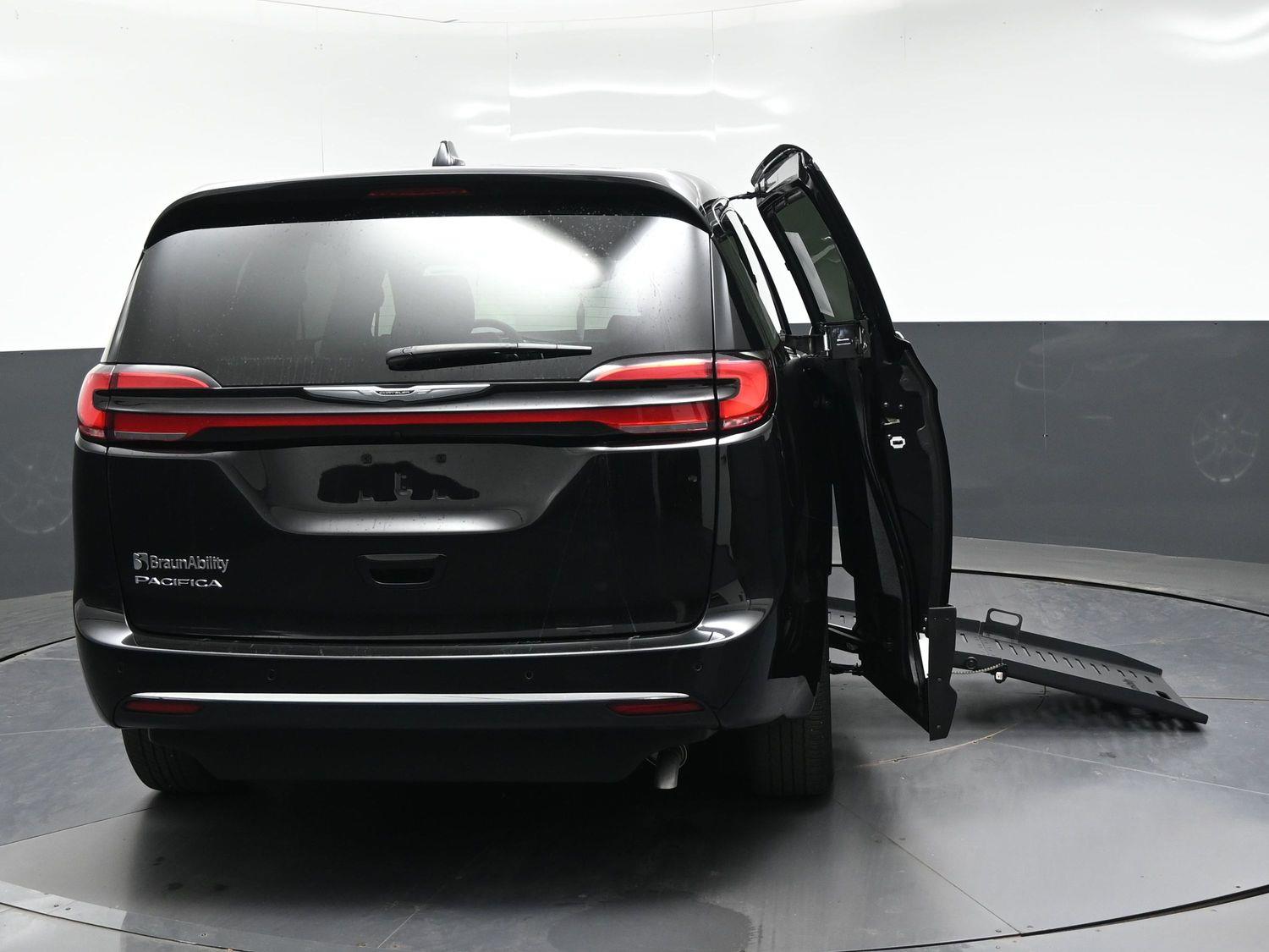 Certified Pre-Owned 2025 Chrysler Pacifica Select