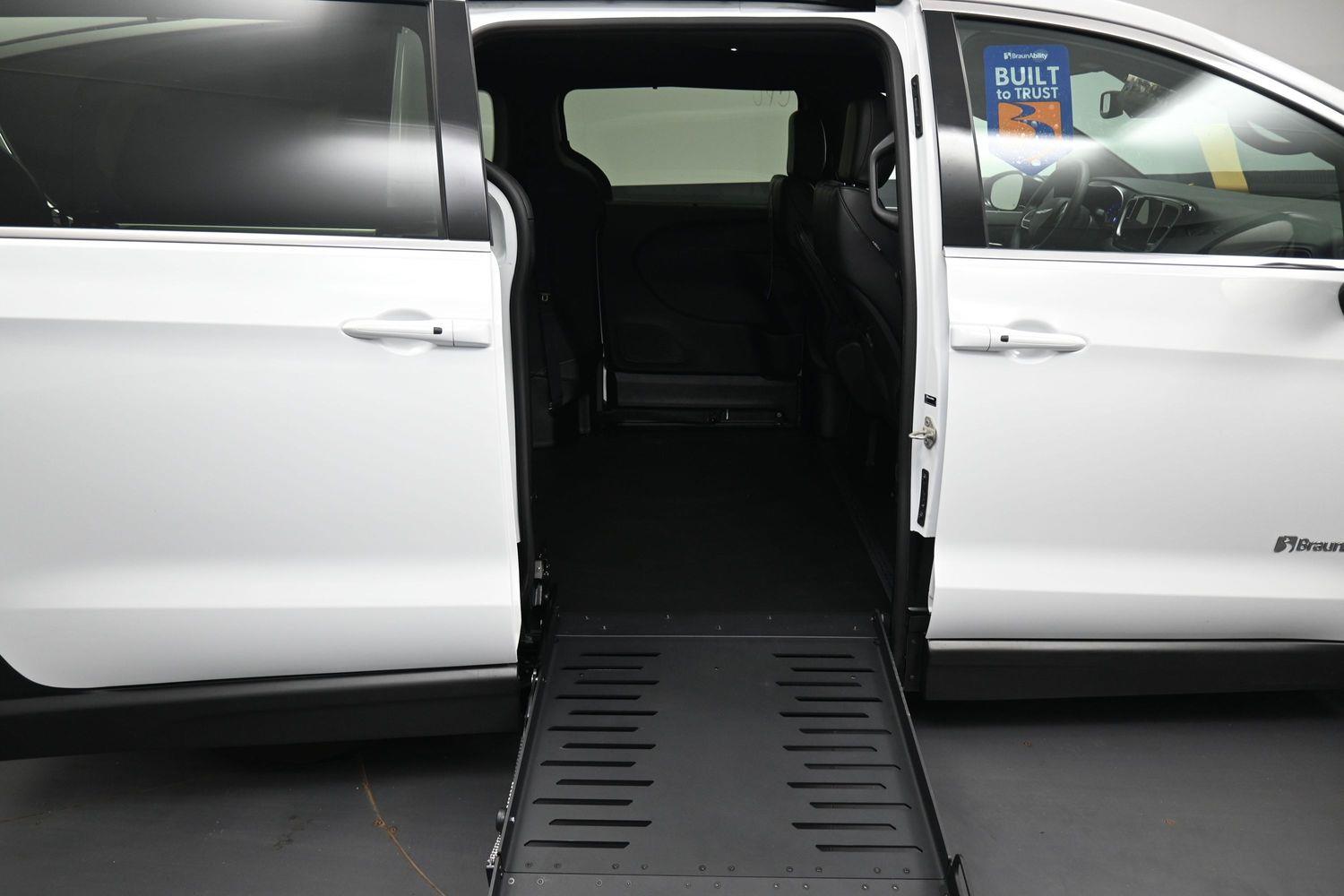 Certified Pre-Owned 2025 Chrysler Pacifica Select
