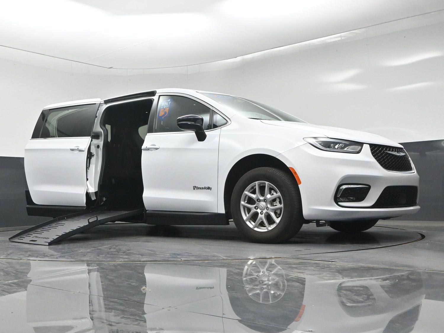 Certified Pre-Owned 2025 Chrysler Pacifica Select